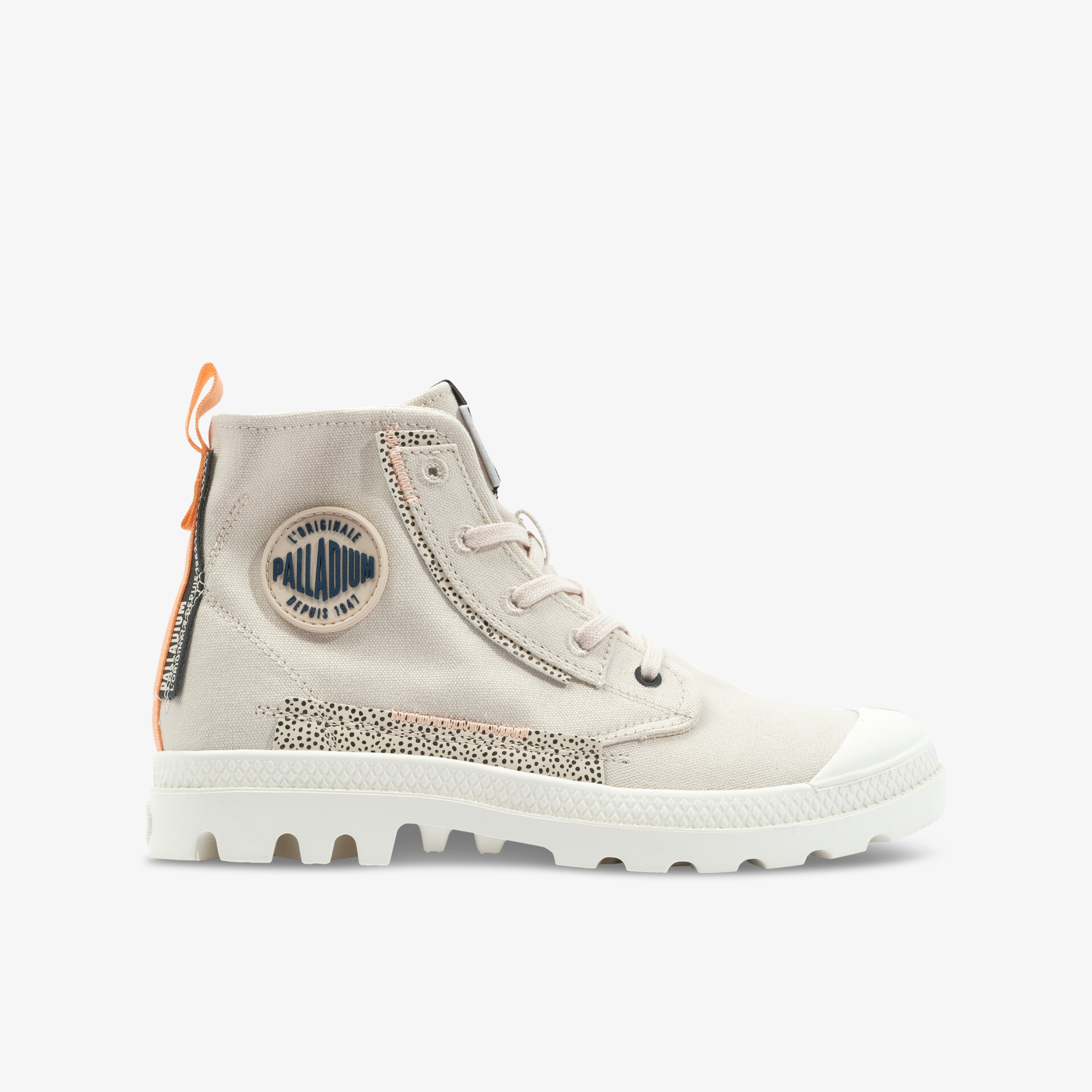 Stylische weiße Stiefel mit hohem Schaft und robustem Sohlendesign für optimalen Halt und Komfort.