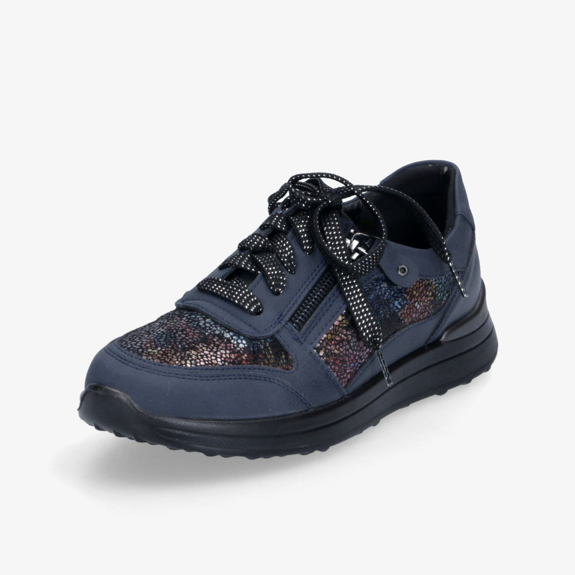 Komfortabler blauer Schuh in schräger Vorderansicht mit gepolsterter Zunge und rutschfester Sohle, flexibel und leicht