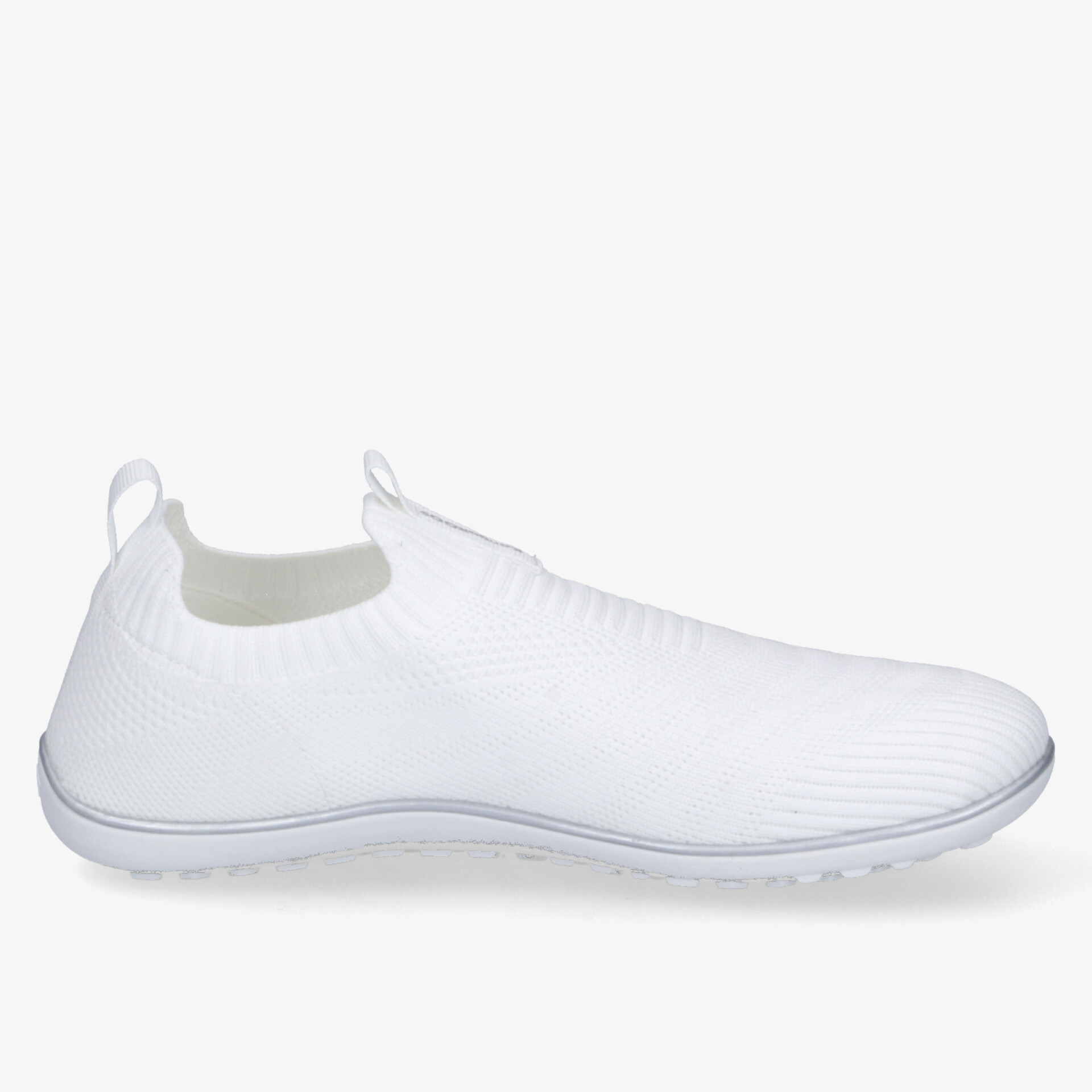 Weißer leichter Schlupfschuh in klarer Seitenansicht, atmungsaktiv und flexibel für komfortablen Tragekomfort