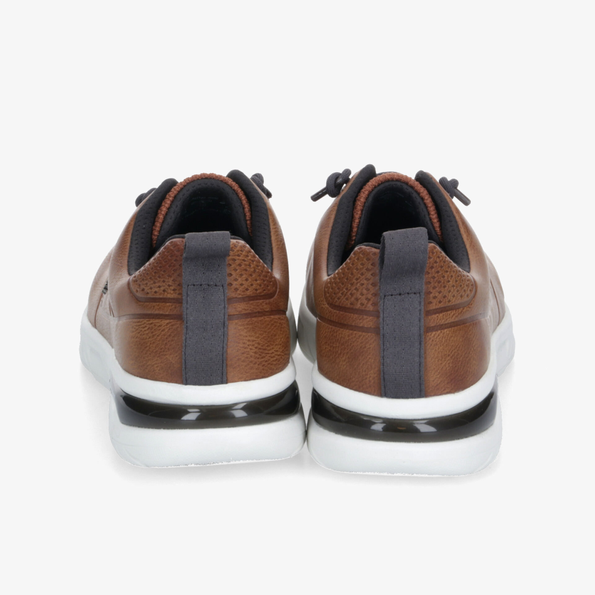 Braune Sneaker mit weißer Sohle, sportlich und bequem, Rückansicht von zwei Schuhen als Paar