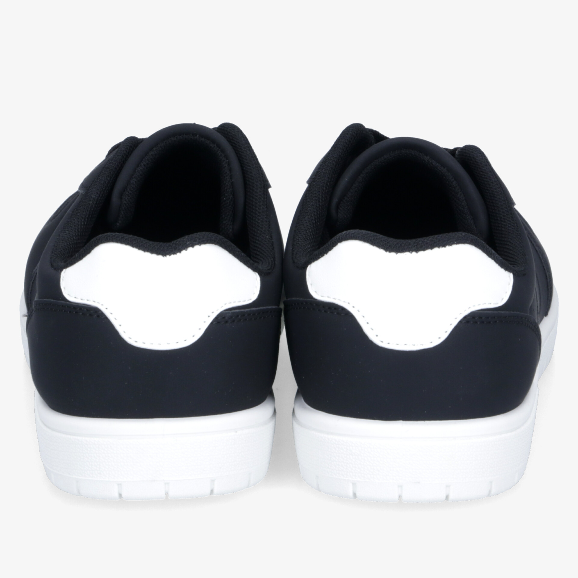 Schwarze Sportschuhe mit weißer Sohle, klare Rückansicht, gepolsterter Komfort und modernes Design sichtbar
