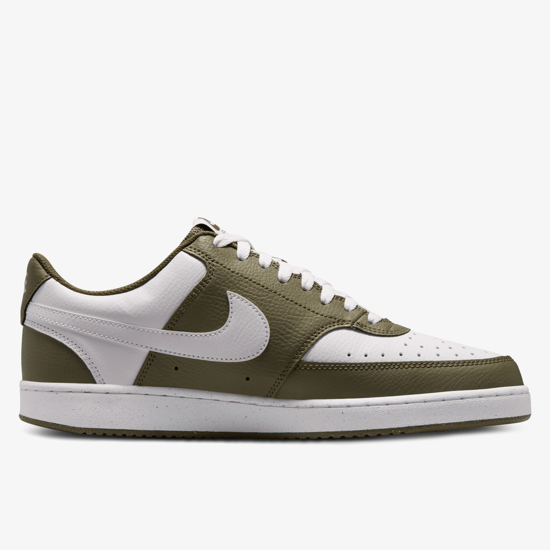 klassischer Sneaker in weiß und olivgrün, seitliche Ansicht, sportlich und bequem mit stilvollem Design