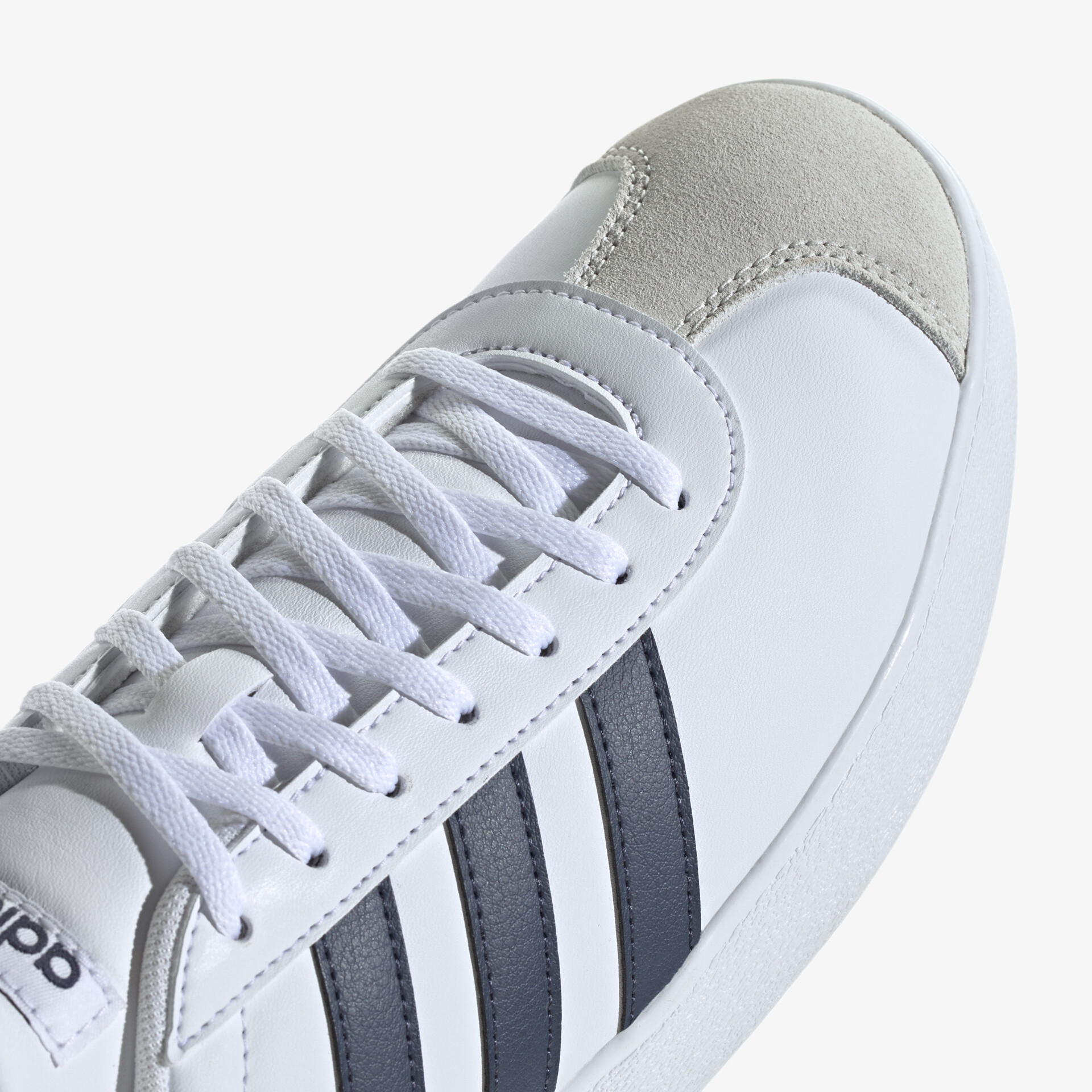 Moderner Sneaker in Weiß mit markanten Streifen und bequemer Passform für sportlichen Style und Komfort