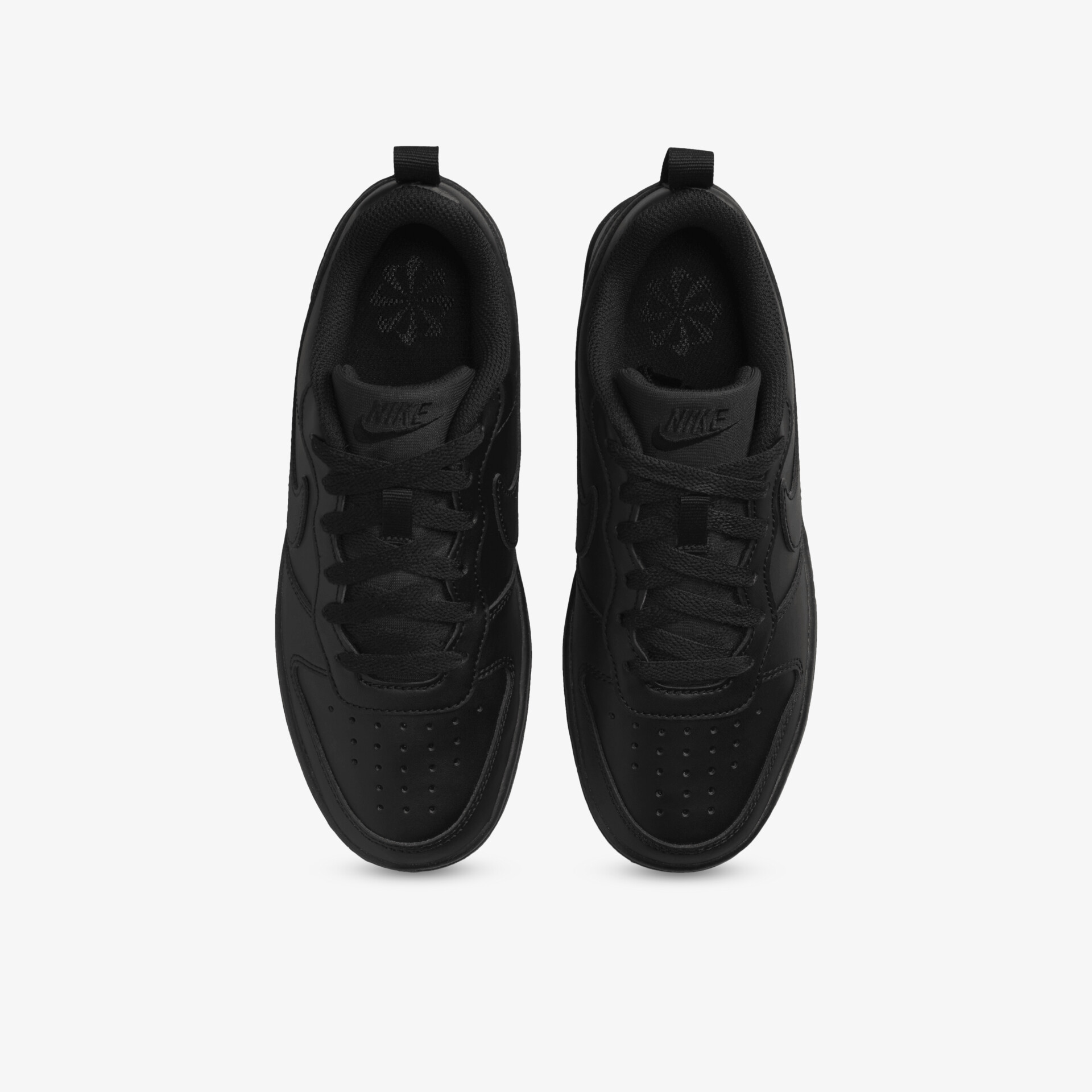 Schwarze Sneaker im Paar von oben gezeigt, mit atmungsaktivem Material und rutschfester Sohle für optimalen Tragekomfort