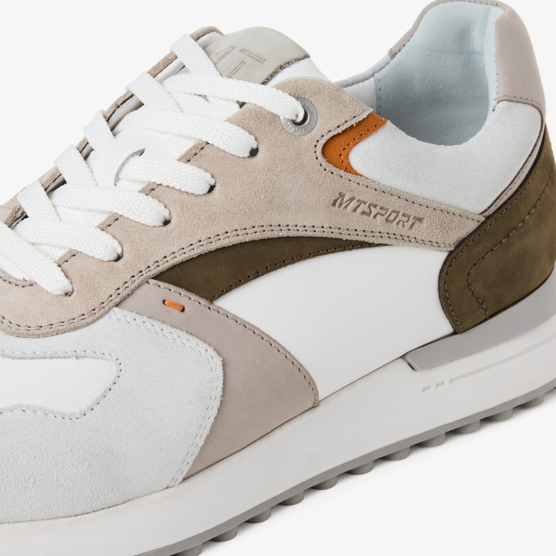 seitliche Ansicht eines bequemen und stylischen Sneakers mit atmungsaktivem Material und robuster Sohle