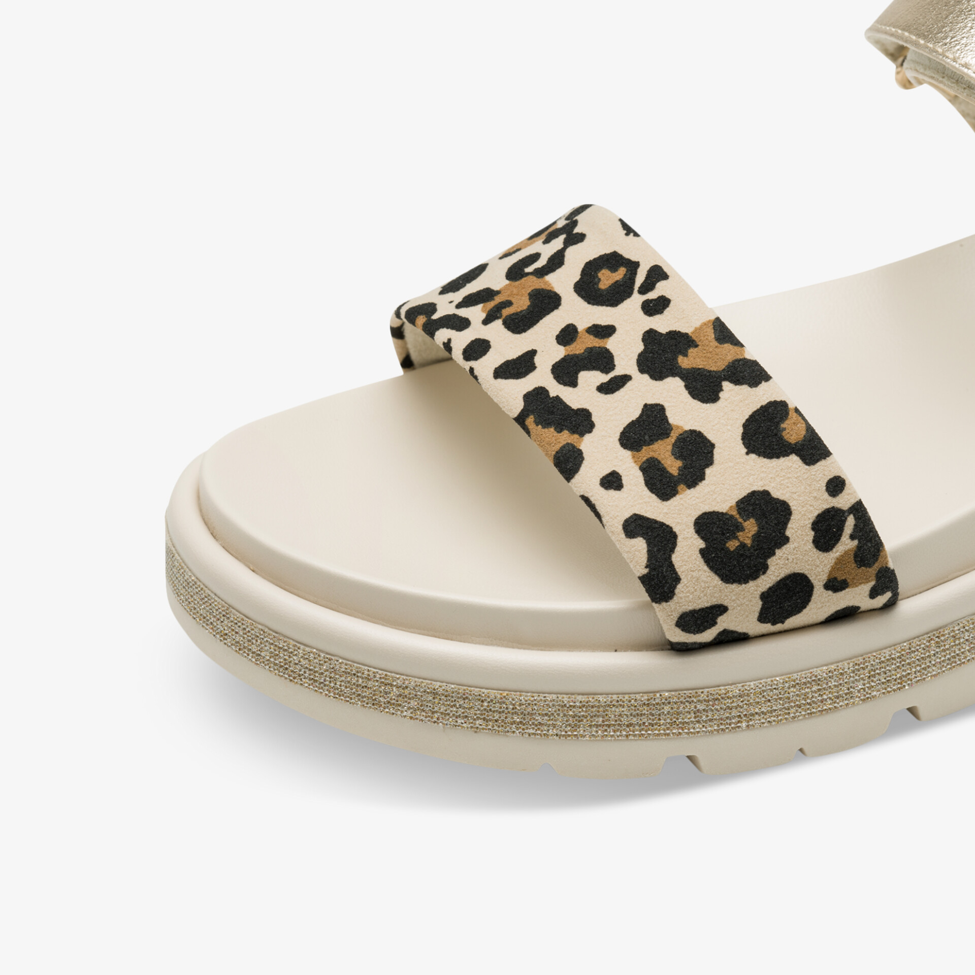Detailaufnahme einer Sandale mit modischem Leopardenmuster-Riemen einer beigen Sohle für komfortablen Tragekomfort.