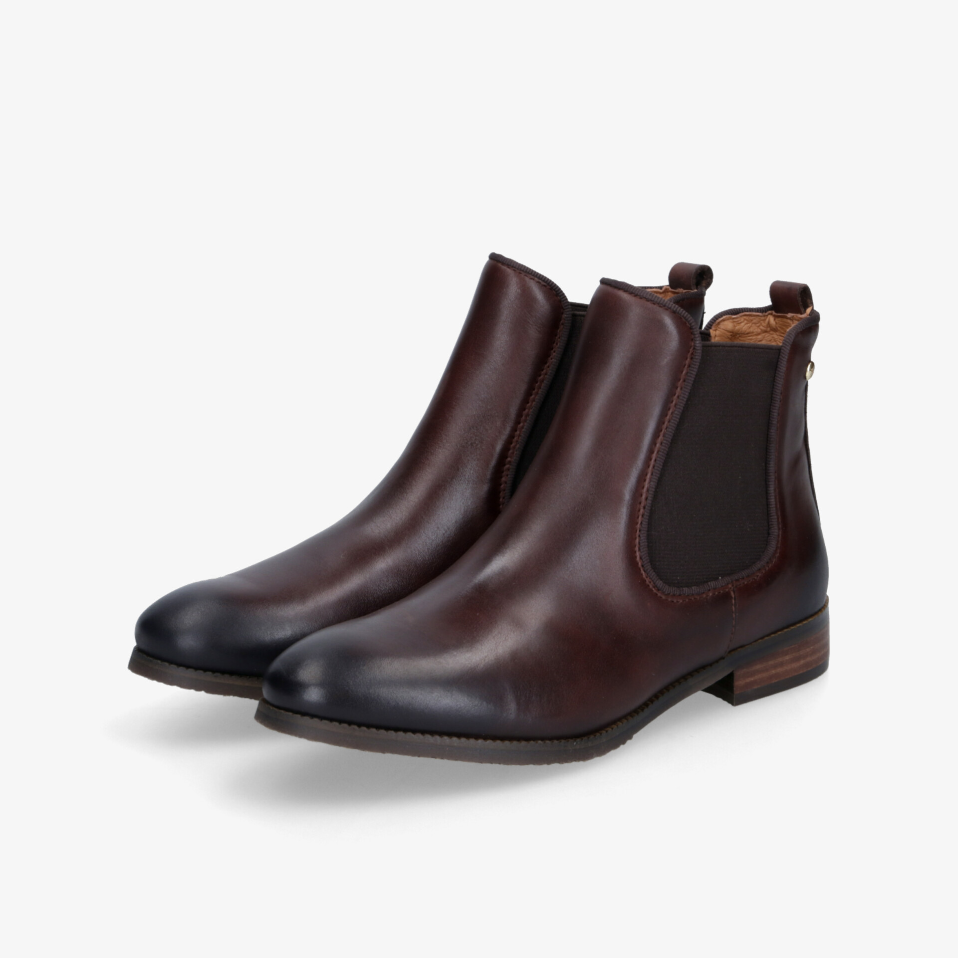 Elegante braune Chelsea Boots aus glattem Leder mit elastischen Einsätzen und bequemer Passform, schräg vorne aufgenommen