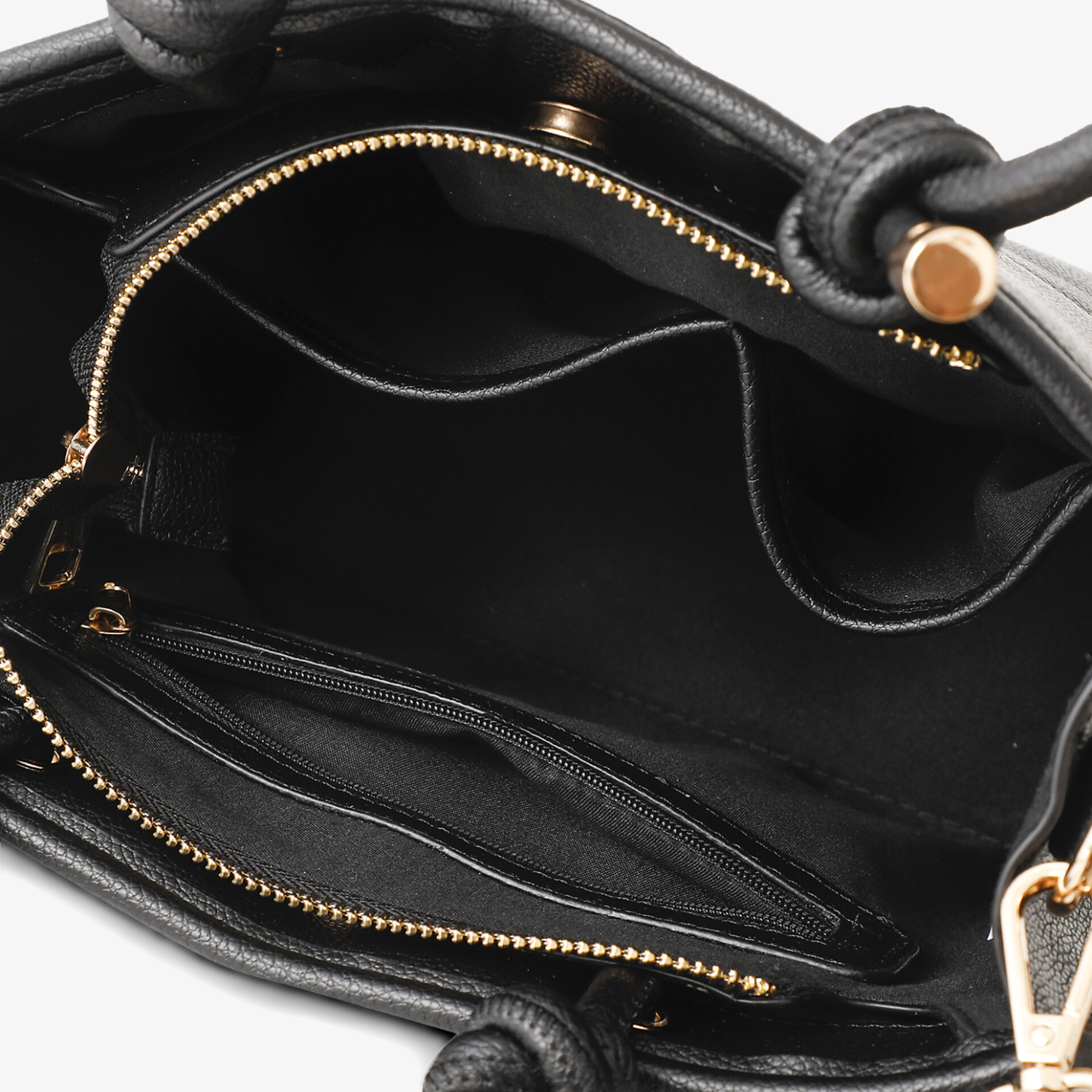 Schwarzes Innenfach einer Tasche mit Reißverschluss und Organizer für optimale Aufbewahrung