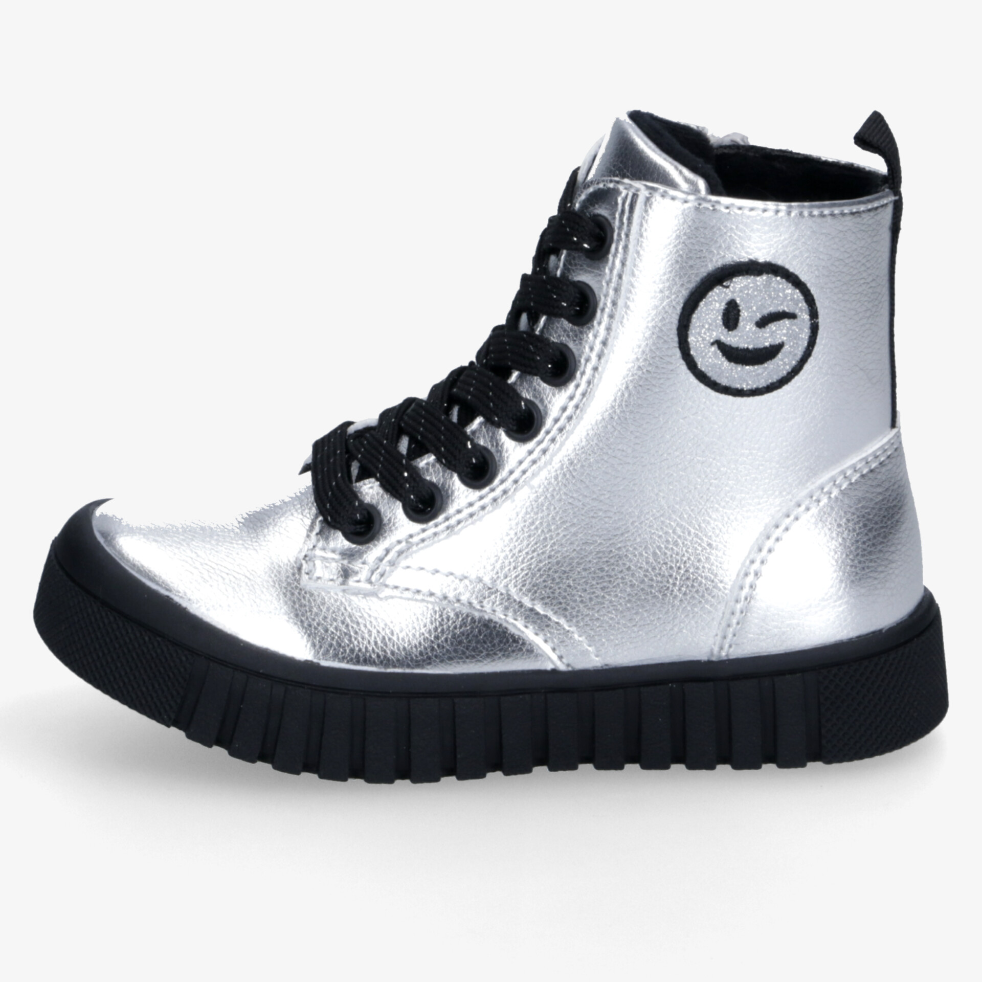 seitliche Ansicht eines silbernen Schnürboots mit schwarzer Sohle und frechem Smiley-Logo
