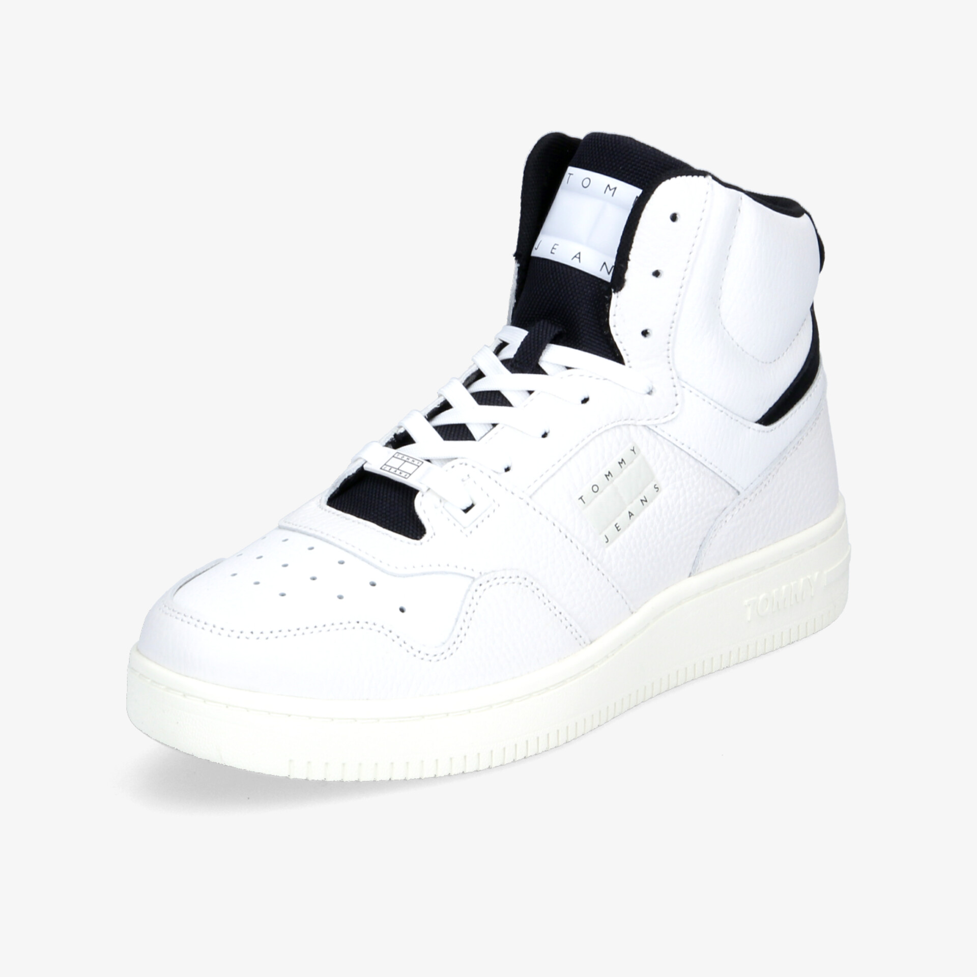 Moderner weißer High-Top Sneaker mit bequemer Passform und stilvollem Design für jeden Anlass.