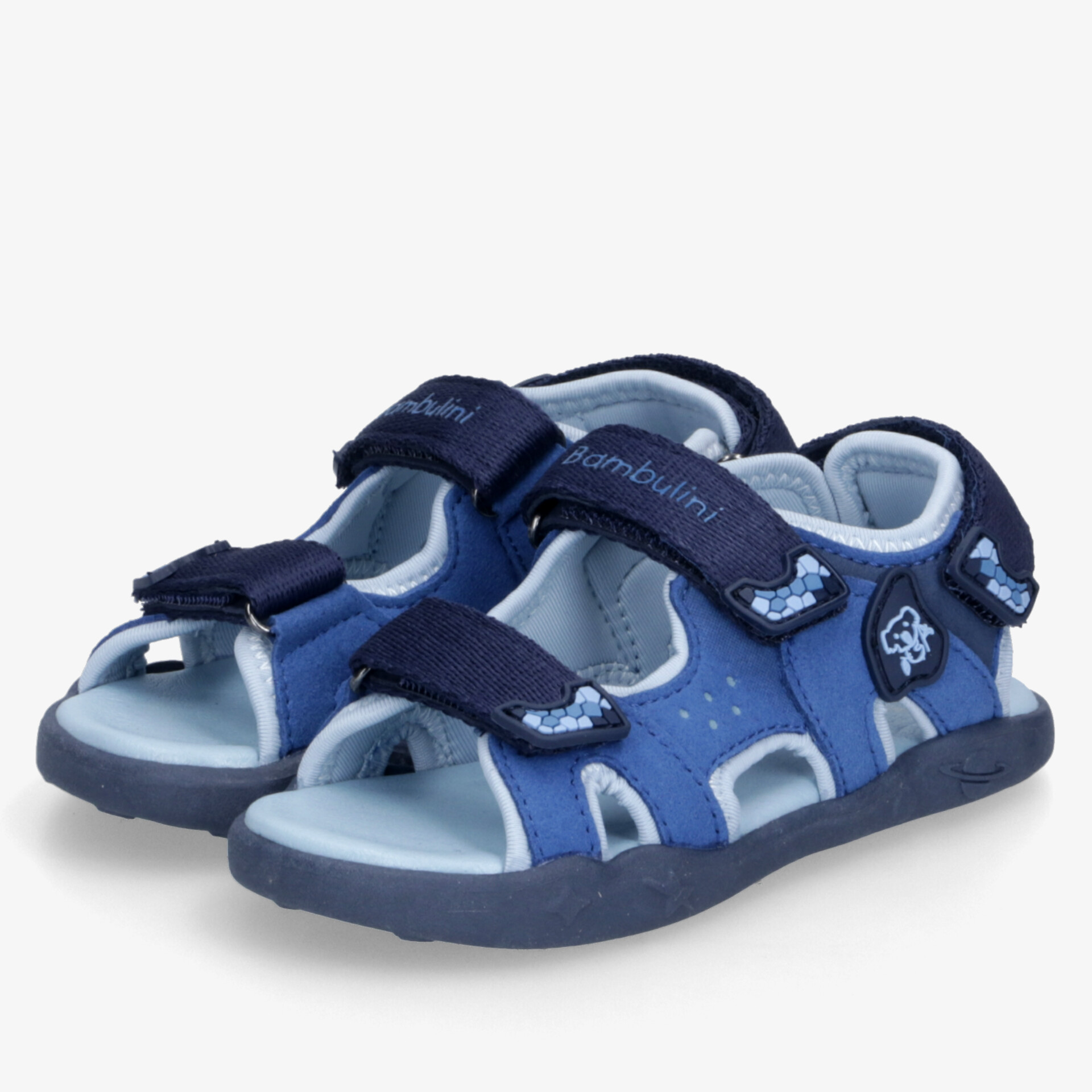 Bequemes Paar blaue Sandalen mit verstellbaren Klettverschlüssen und rutschfester Sohle in schräger Frontansicht