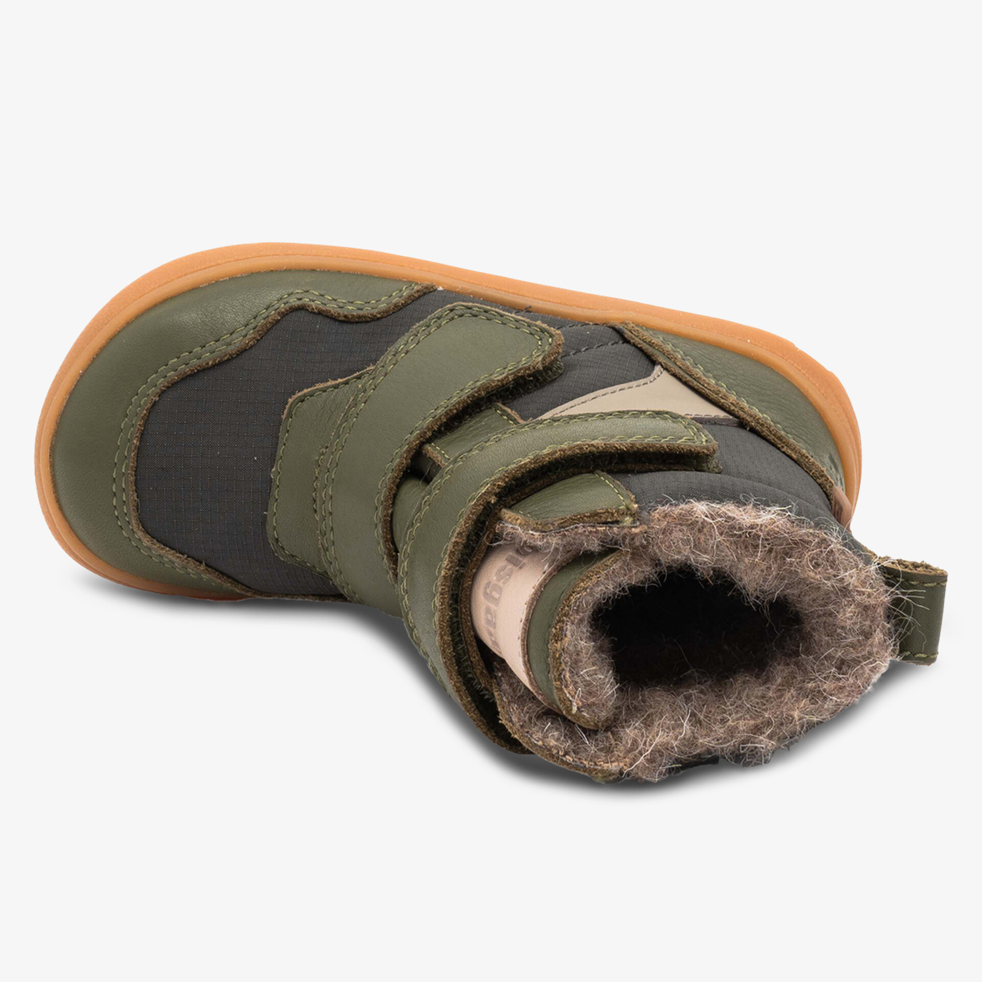 Warmer, wasserdichter Schuh mit robustem Sohlenprofil und weichem Innenfell für kalte Tage