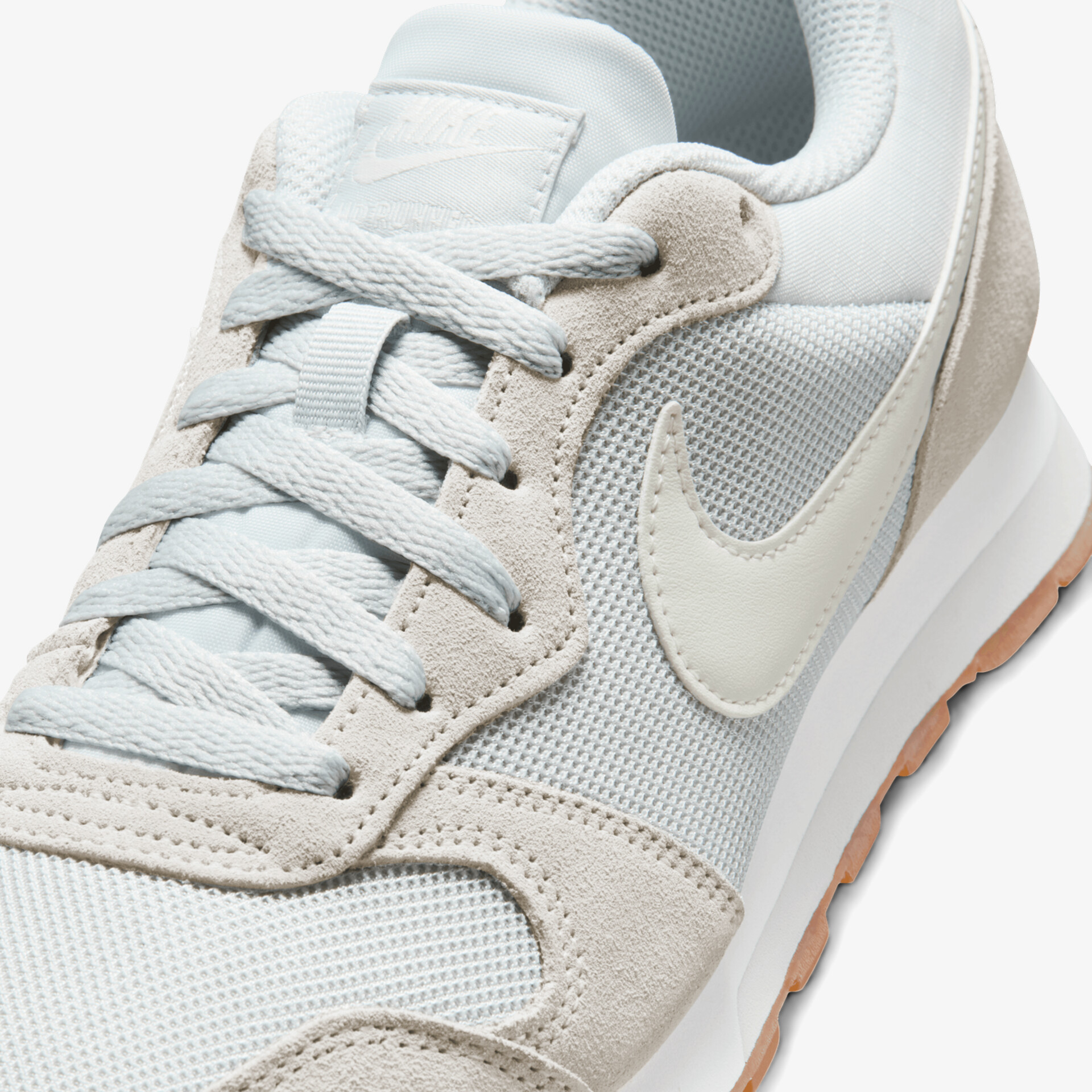 Moderner Sneaker mit atmungsaktivem Mesh-Design und markentypischem Logo