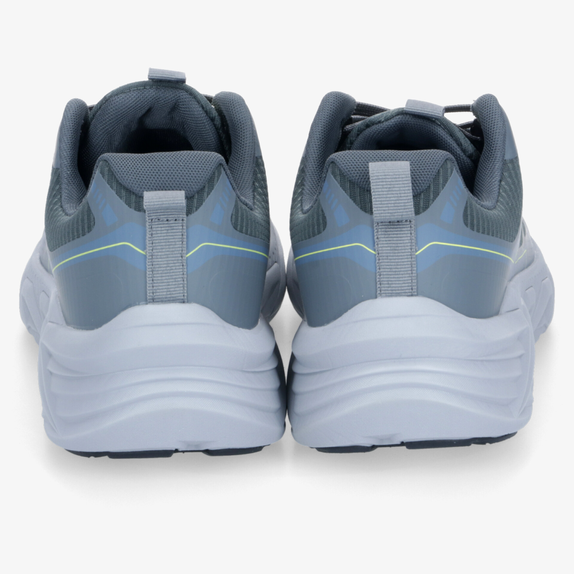 Rückansicht von robusten Sportschuhen in Grau mit weißer Sohle für hohen Tragekomfort und Stabilität