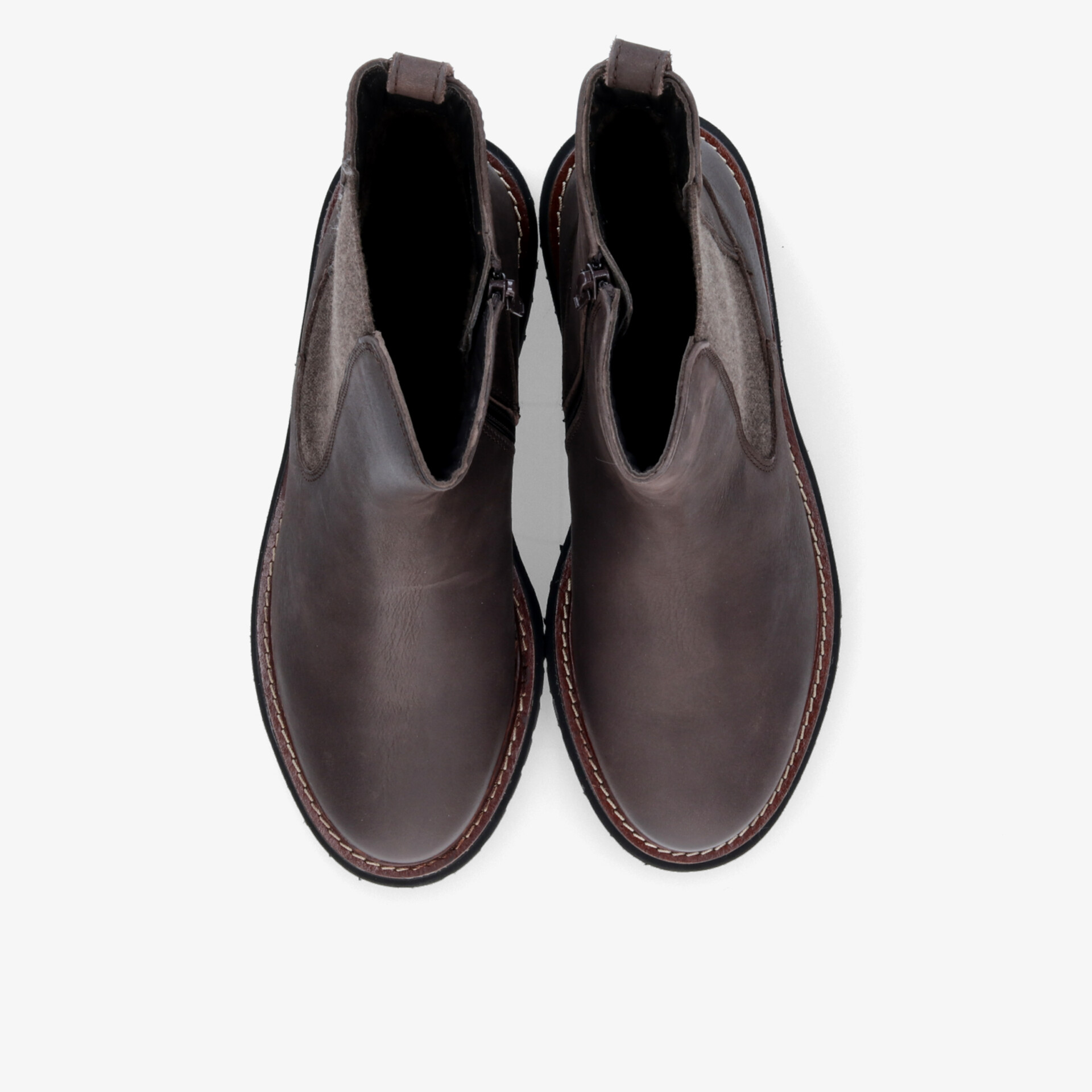 Stylische braune Lederstiefel mit robuster Sohle und elegantem Design von oben fotografiert.