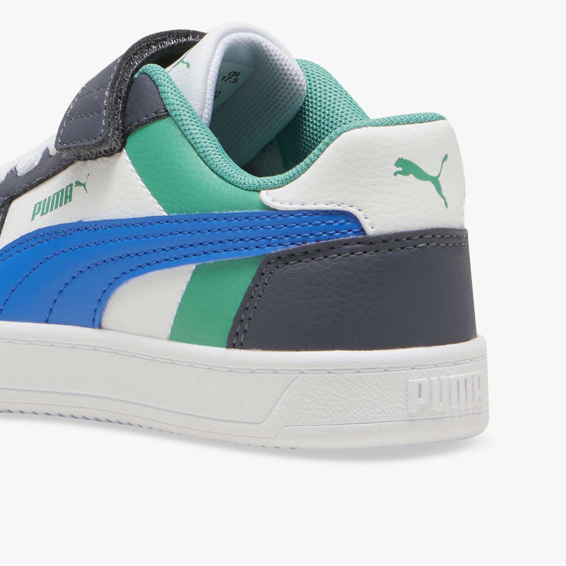 Detailansicht eines Puma Sneakers mit Farbakzenten in Blau und Grün, sichtbares Logo und hochwertige Verarbeitung.
