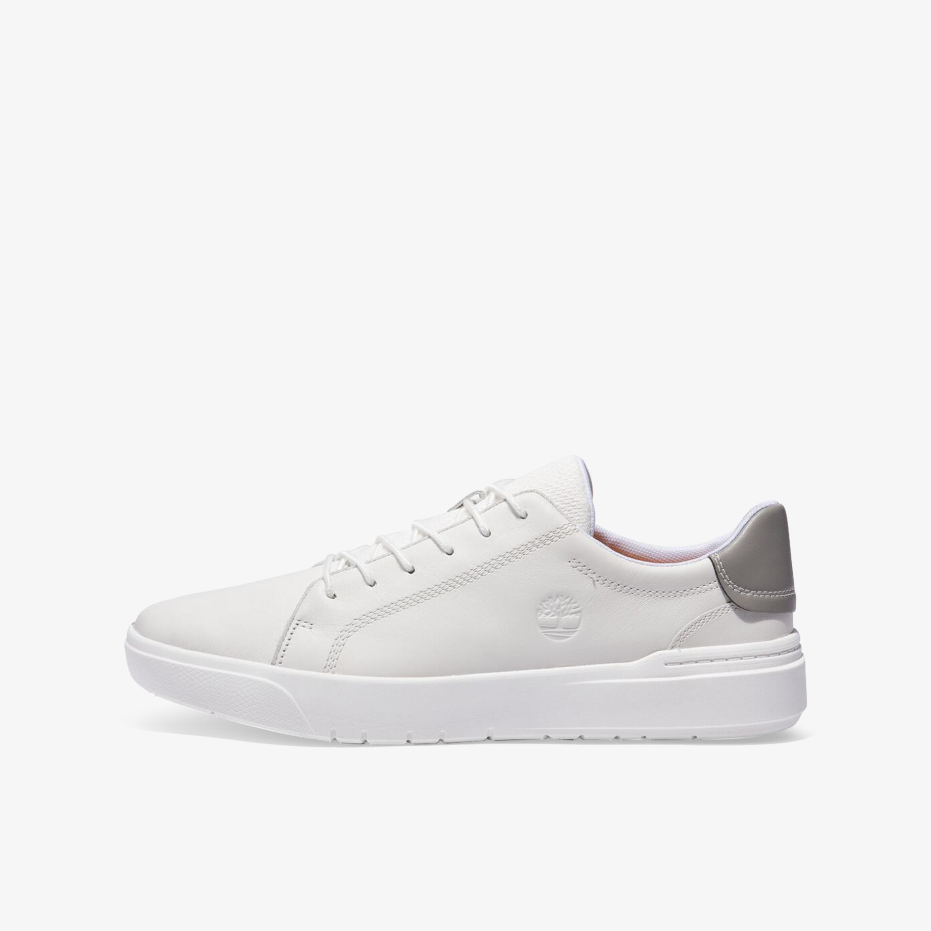 Moderner weißer Sneaker mit leichter Sohle und bequemer Passform, seitliche Ansicht zeigt cleanes Design und Atmungsaktivität