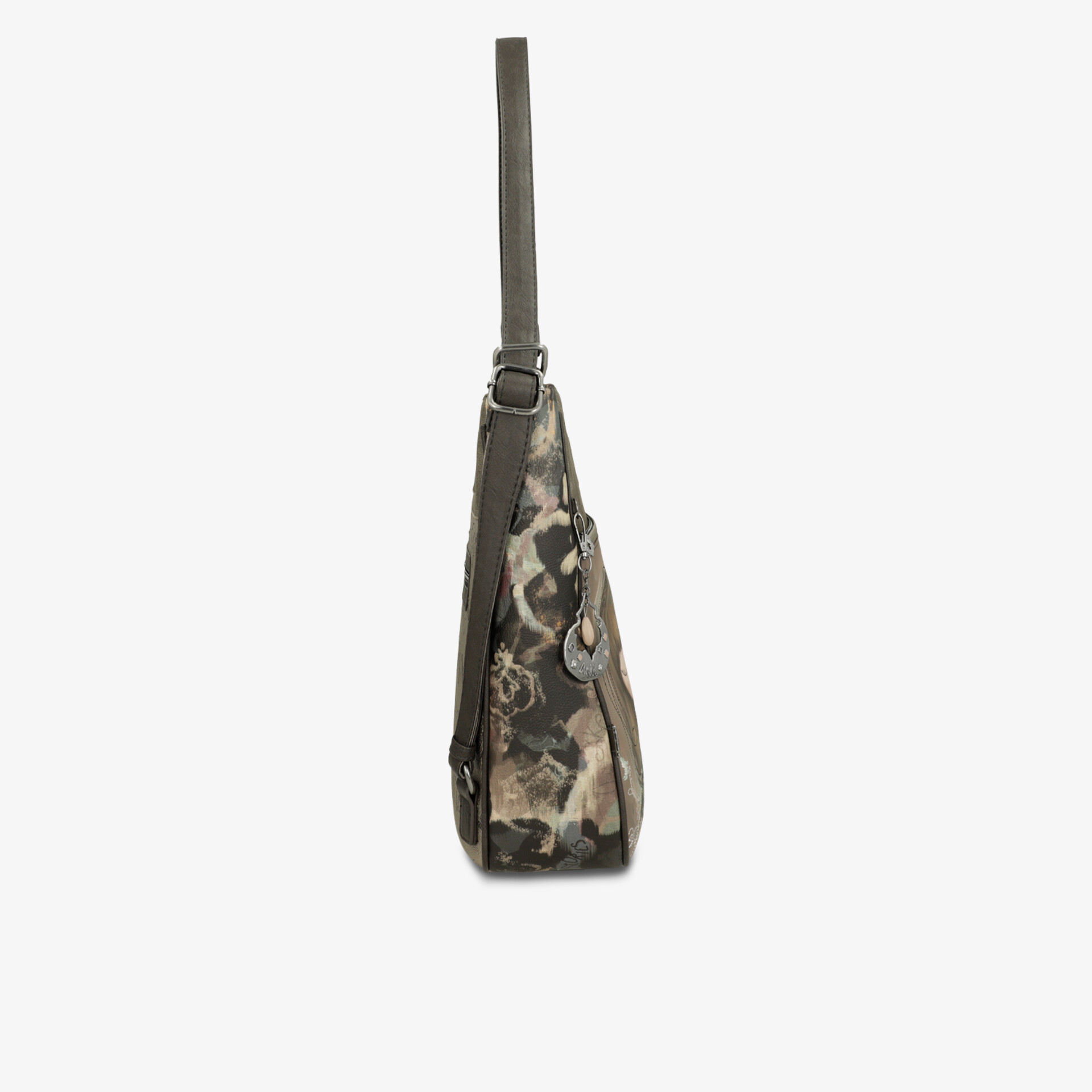 schmale Tasche mit camouflage Muster in klarer seitlicher Ansicht