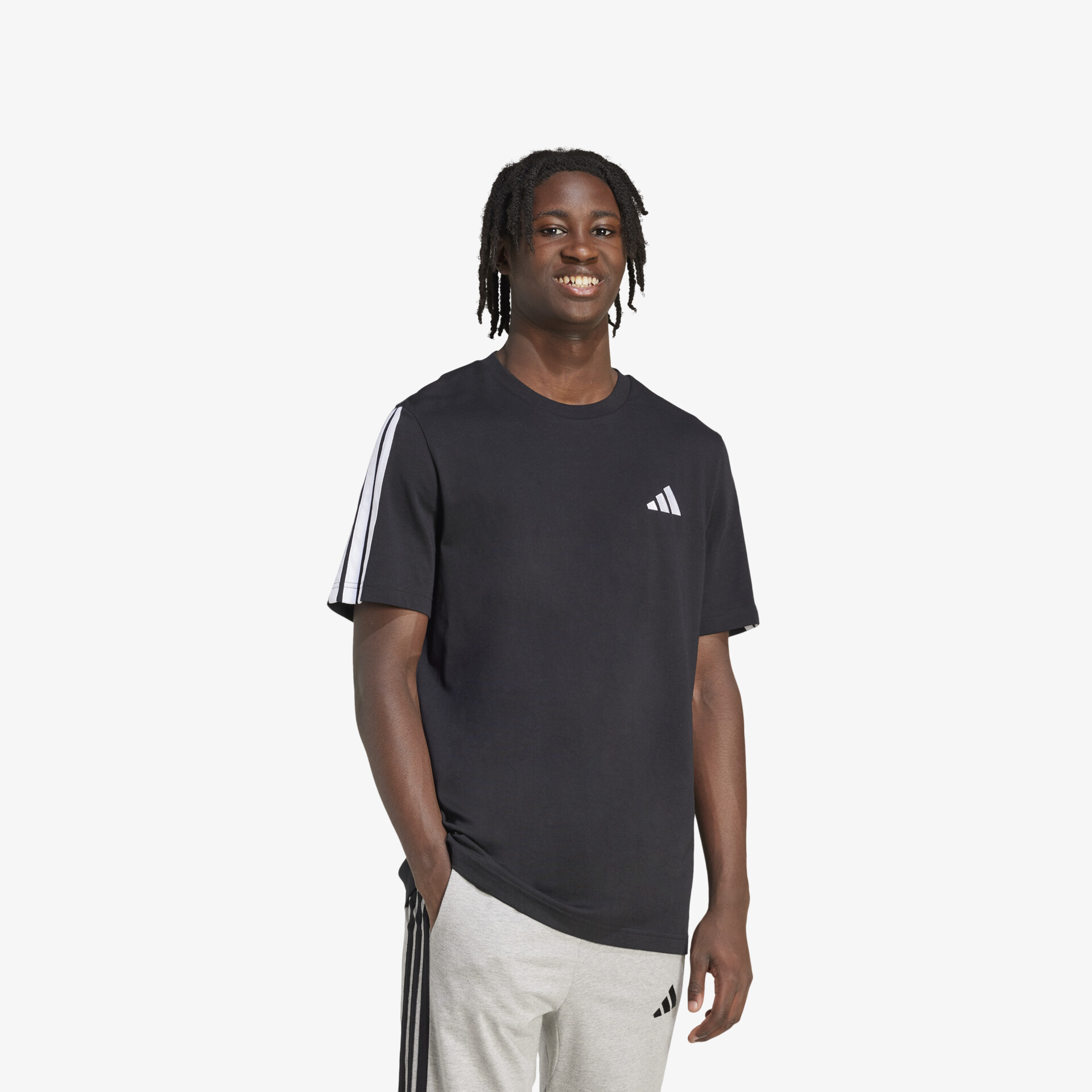 Schwarzes Adidas T-Shirt mit weißem Streifen, sportliches Design, bequem und leicht, Frontansicht