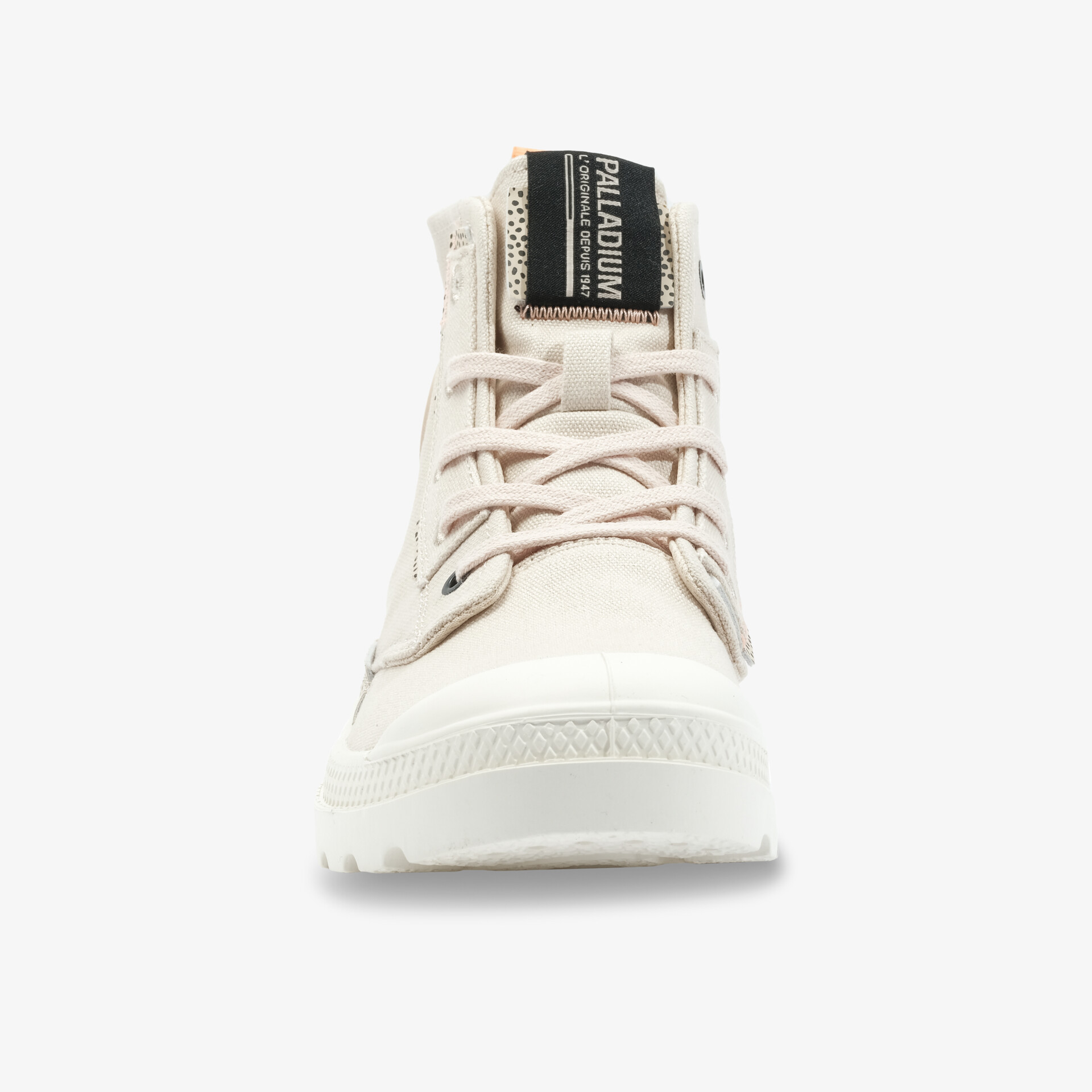 Moderner Sneaker in weiß mit robuster Sohle und klassischem Design, ideal für Alltag und Freizeit.