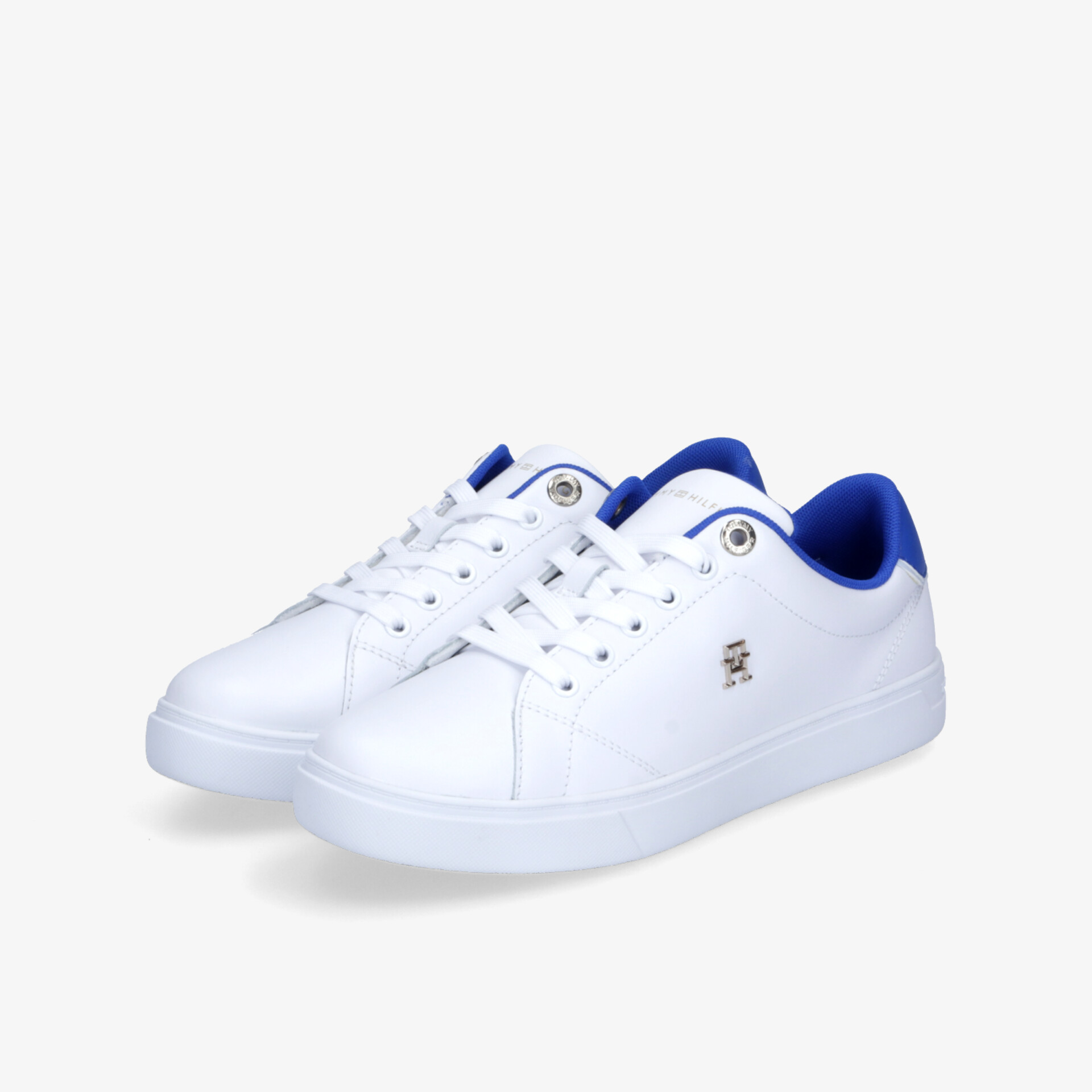weißes Sneaker-Paar mit sportlichem Design und bequemer Passform auf weißem Hintergrund