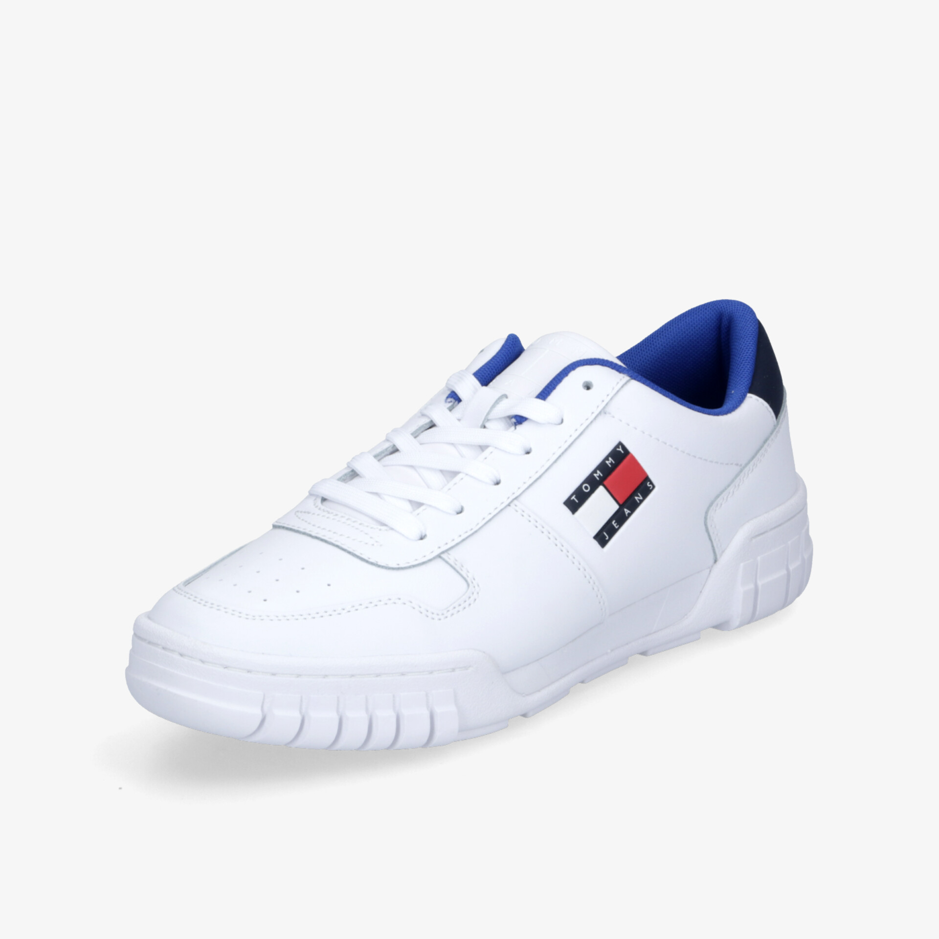 Weißer sportlicher Sneaker in schräger Vorderansicht mit markantem Logo und robuster Sohle