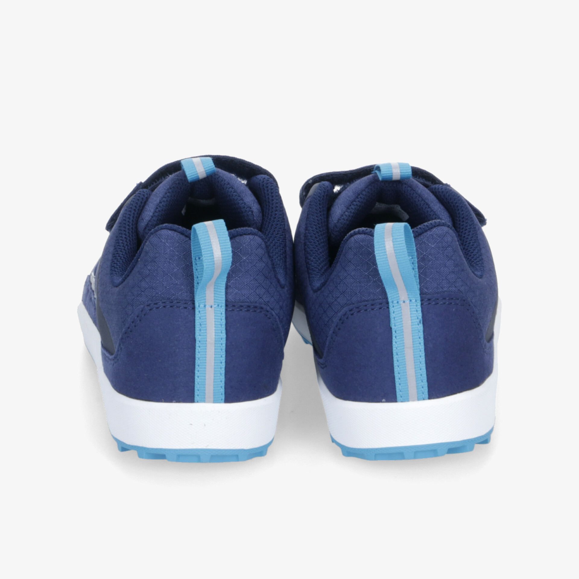 Blauer Sportschuh mit antirutschsohle und gepolstertem Fersenbereich für optimalen Tragekomfort