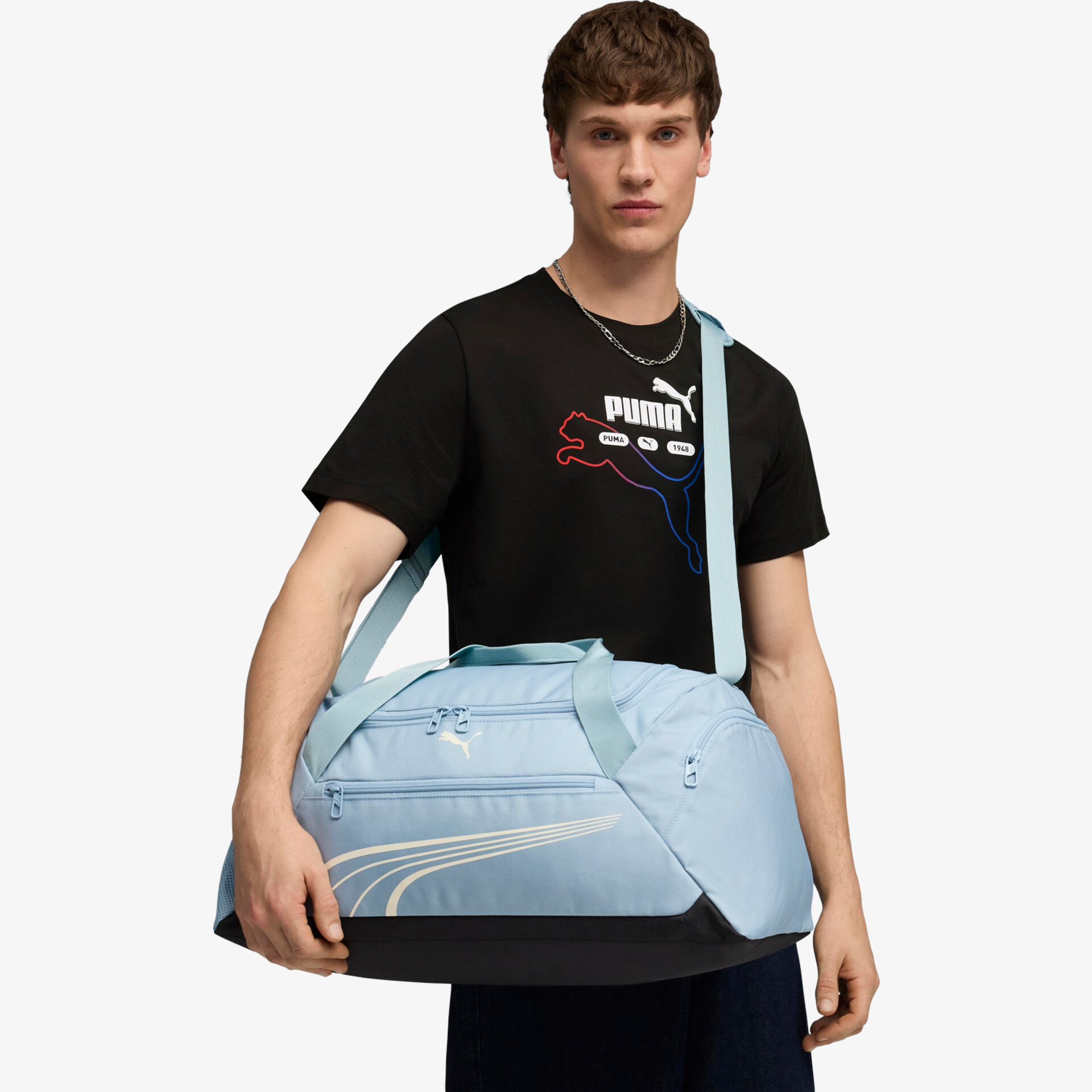 Robuste hellblaue Sporttasche mit verstellbarem Schultergurt und mehreren praktischen Taschen, getragen von Person