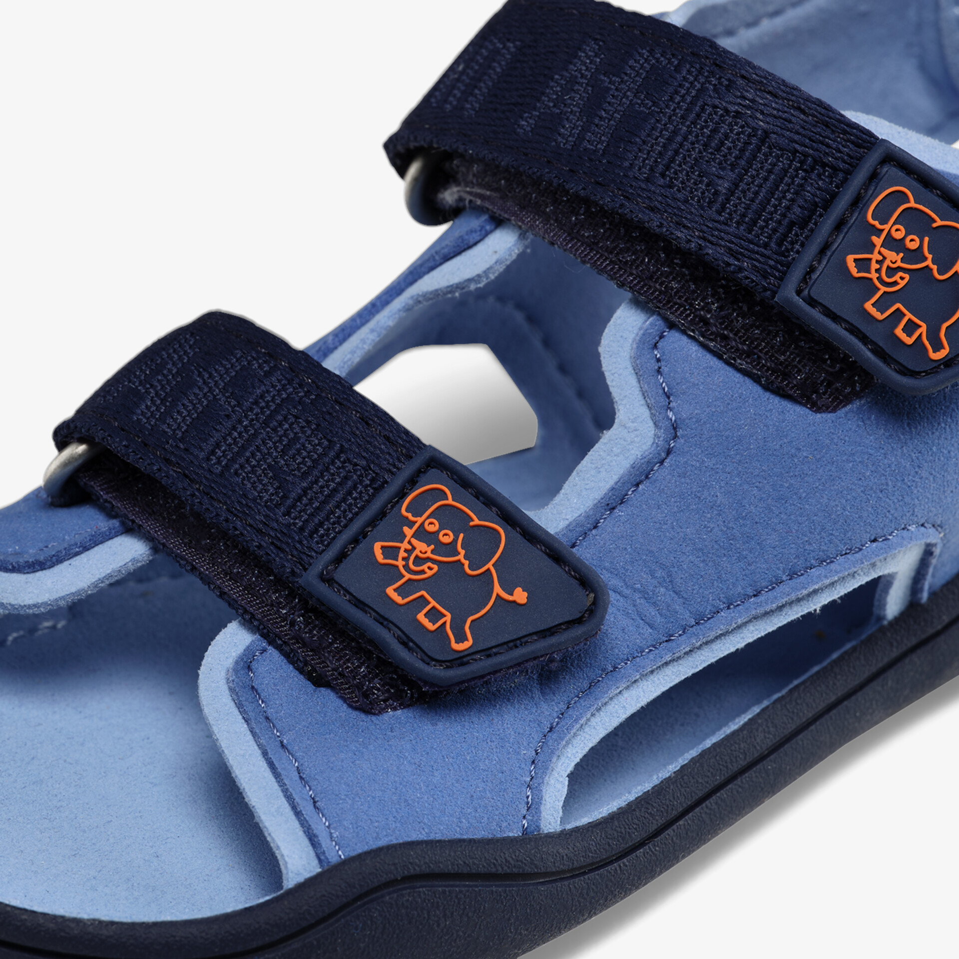 Detailaufnahme einer blauen Sandale mit verstellbaren Klettverschlüssen und komfortablem Design