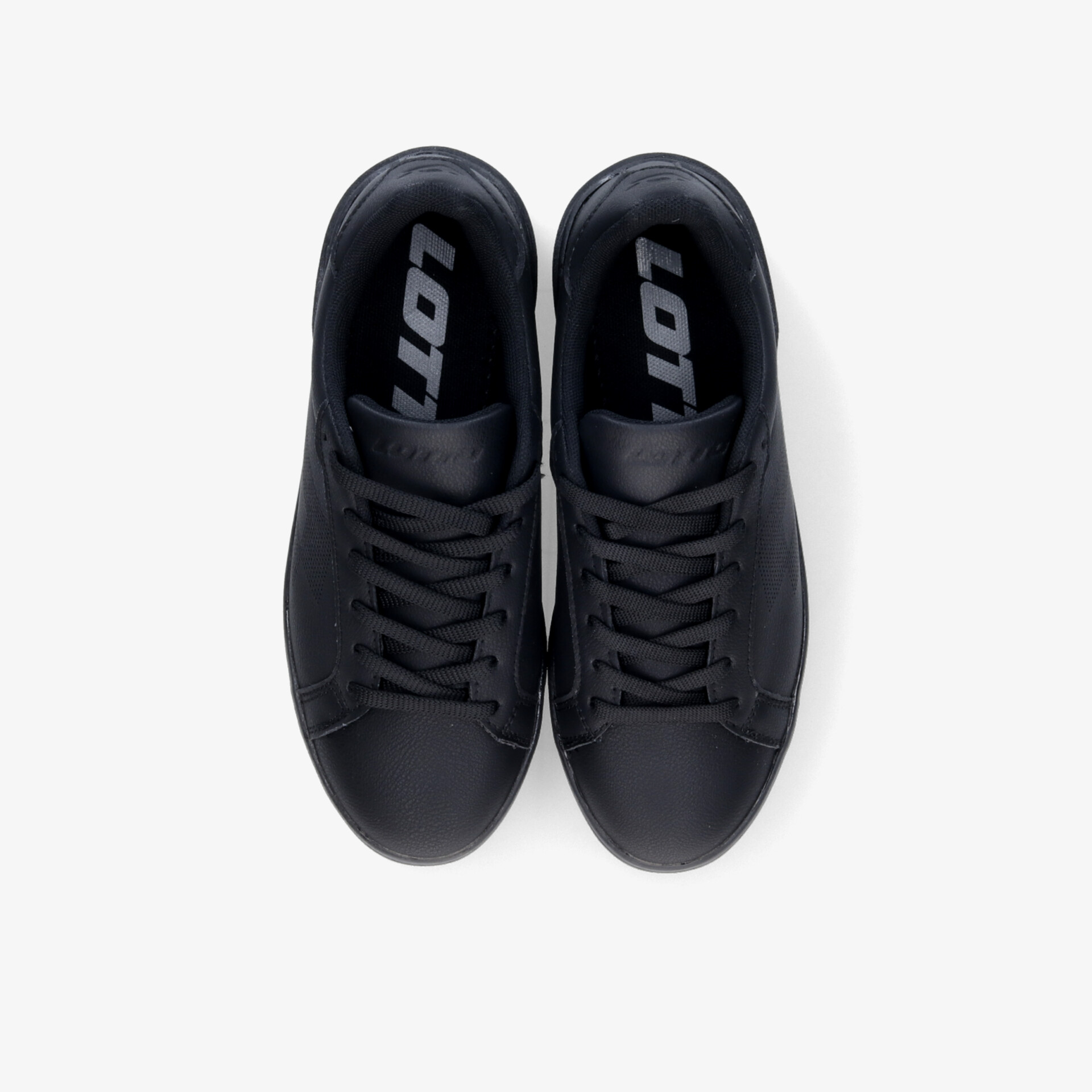 Schwarze Sneaker als Paar von oben, bequeme und sportliche Schuhe mit Schnürung und glattem Obermaterial