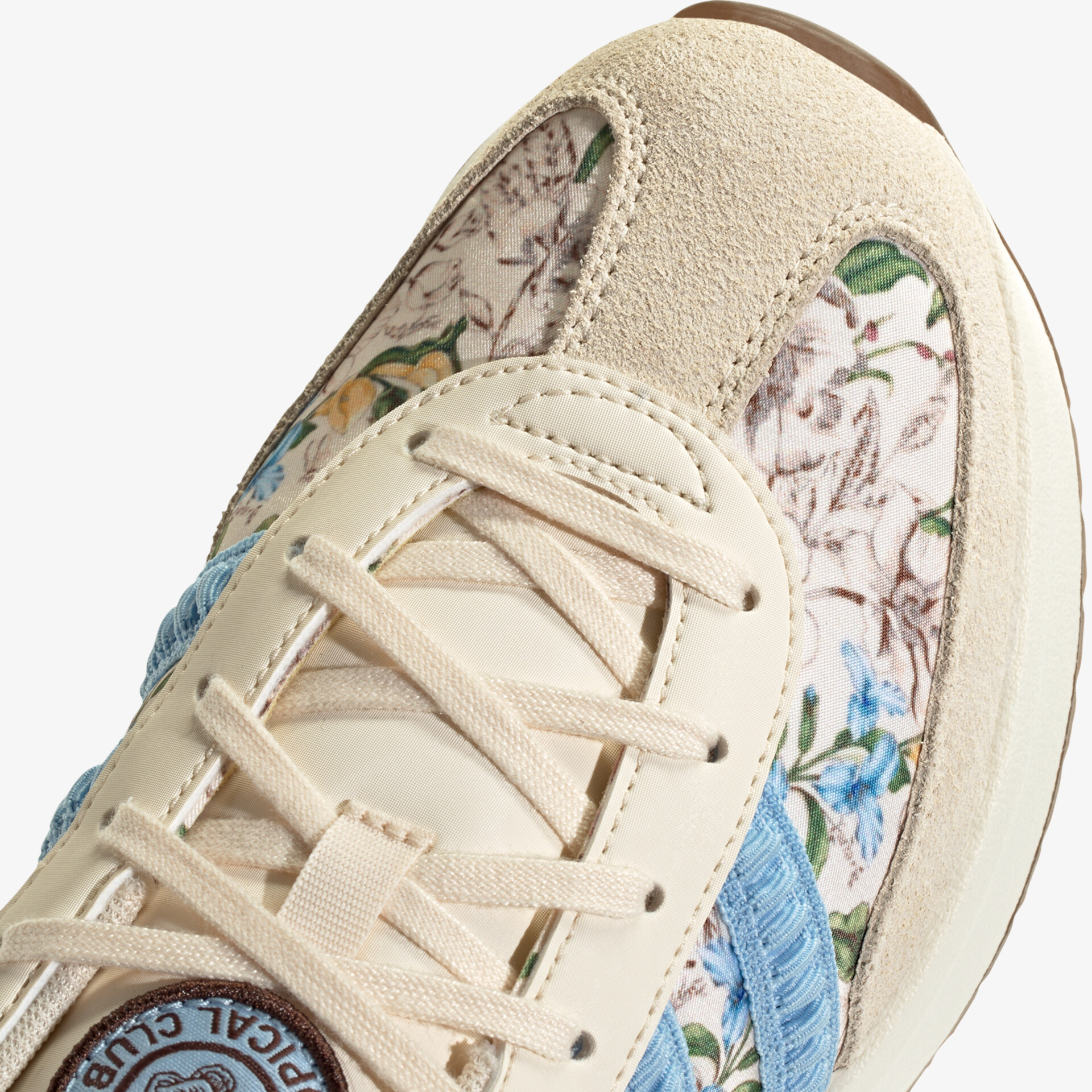 Bequemer Schuh mit floral gemustertem Textil und robuster beiger Schnürung, ideal für Alltag und Freizeit