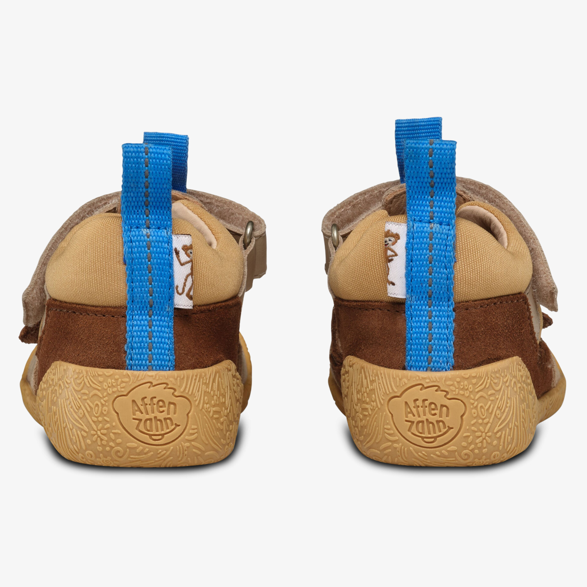 Rückansicht robuster Kinderschuhe mit weichem Leder und rutschfester brauner Sohle, blauer Zuglasche