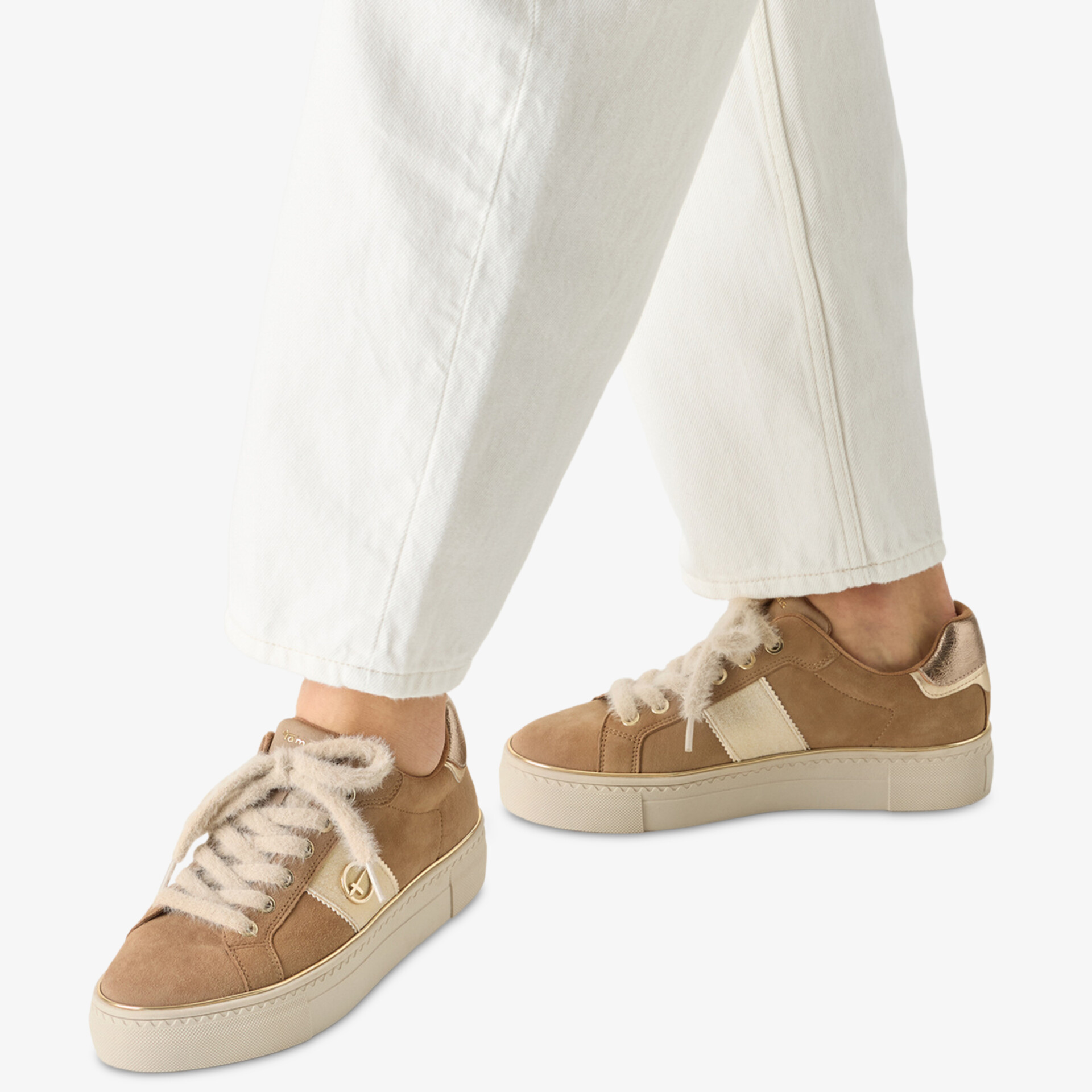 Bequemer modischer Schuh aus hochwertigem Material in neutralem Farbton, perfekt für vielseitige Looks