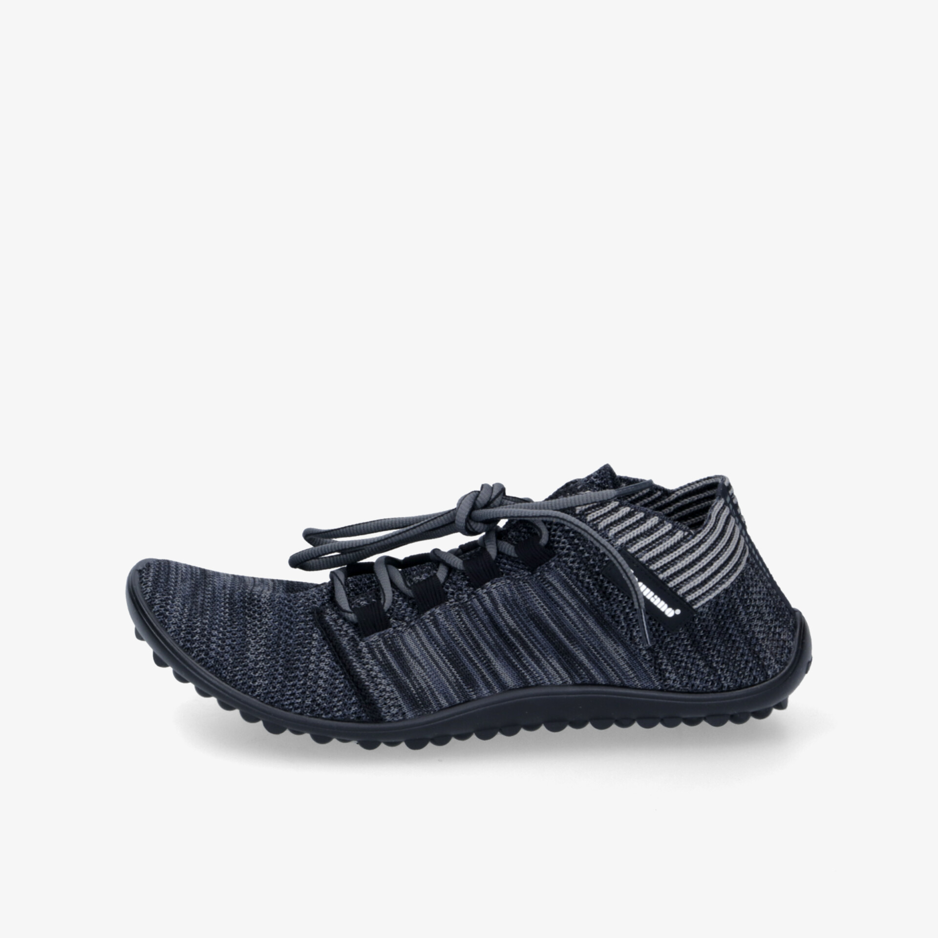 Schwarzer leichter Laufschuh mit atmungsaktivem Material und flexibler, rutschfester Sohle seitlich dargestellt