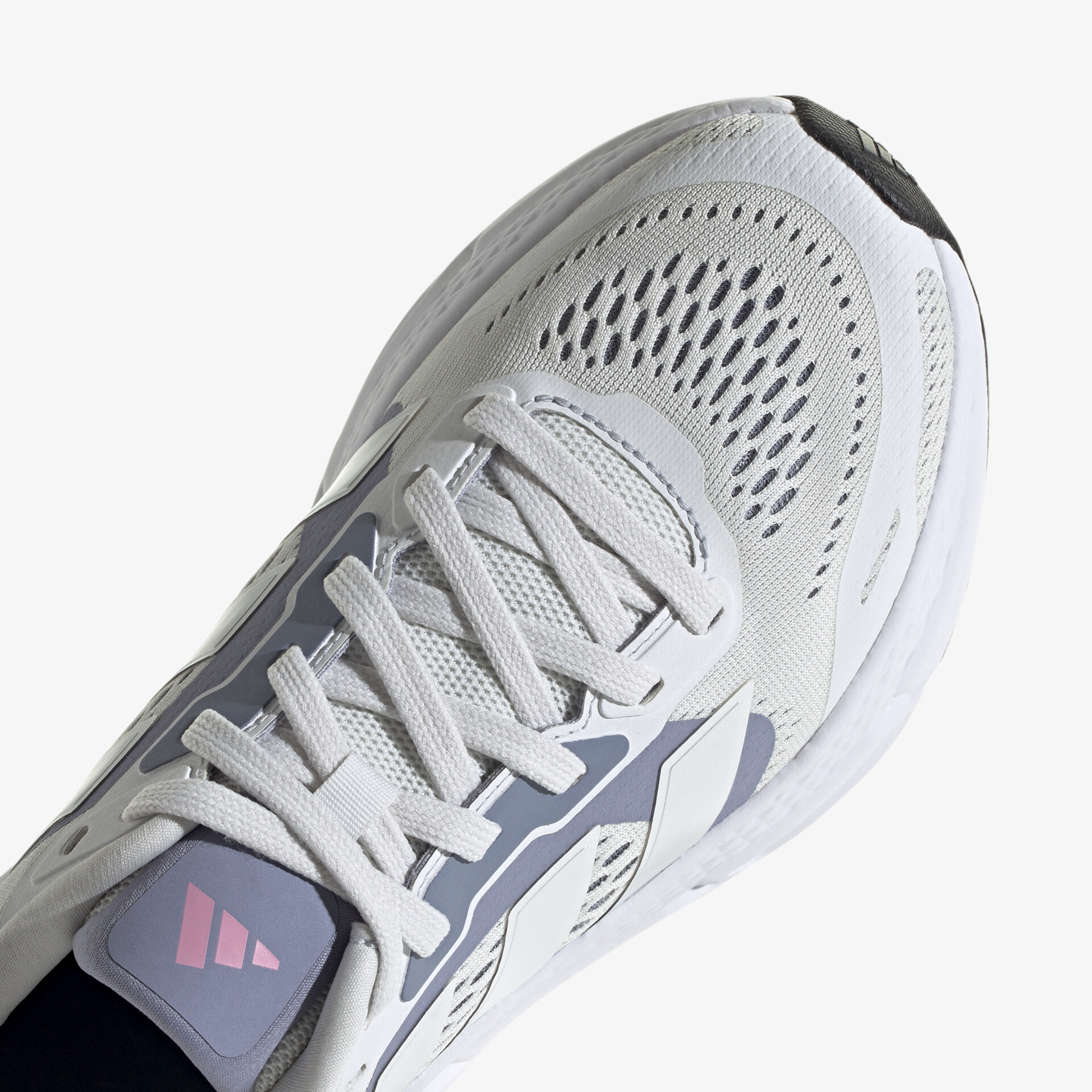 Moderner Sneaker mit atmungsaktivem Design für maximalen Komfort und Stil.