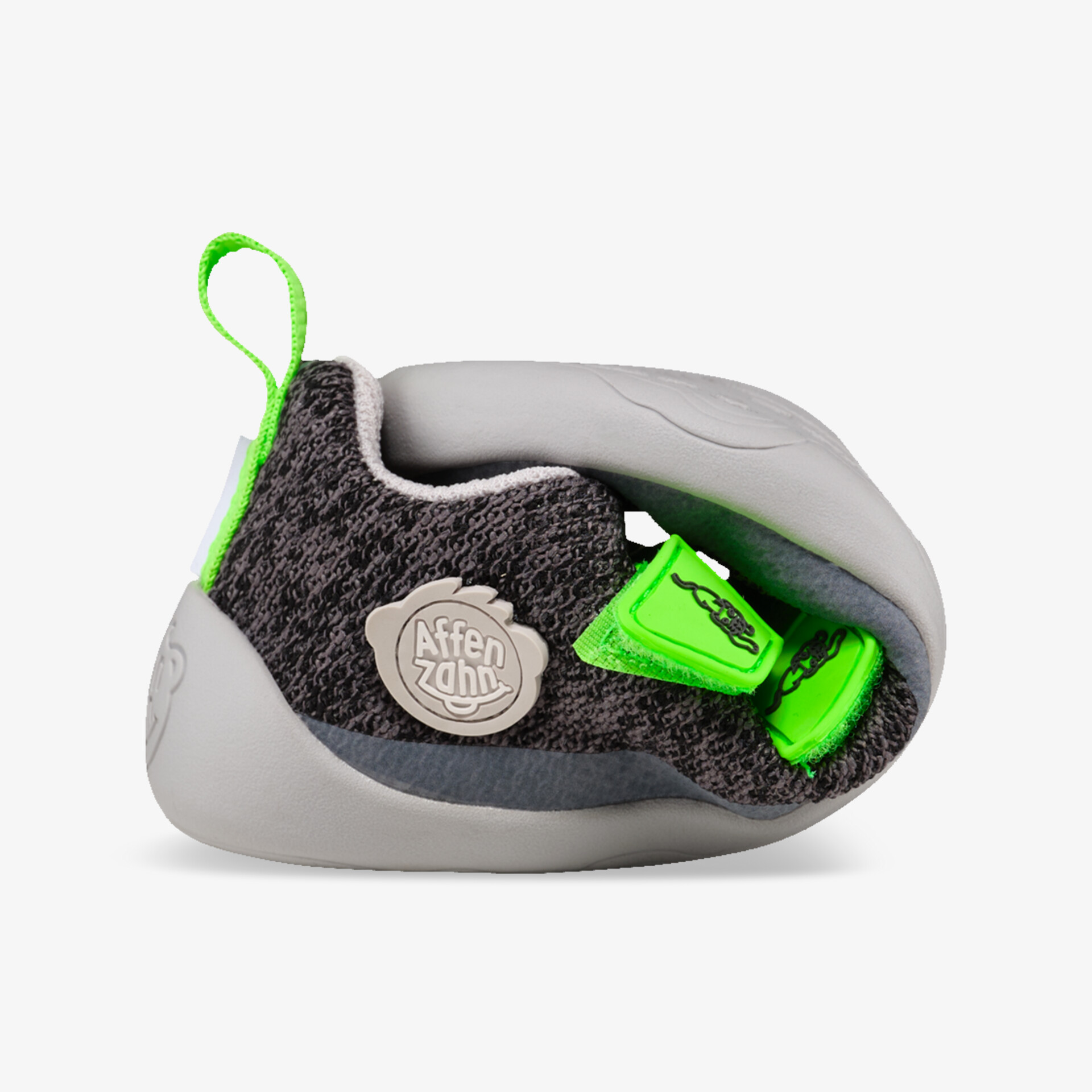 Flexibler Kinderschuh mit weichem Material und praktischem grünem Verschluss für optimalen Komfort