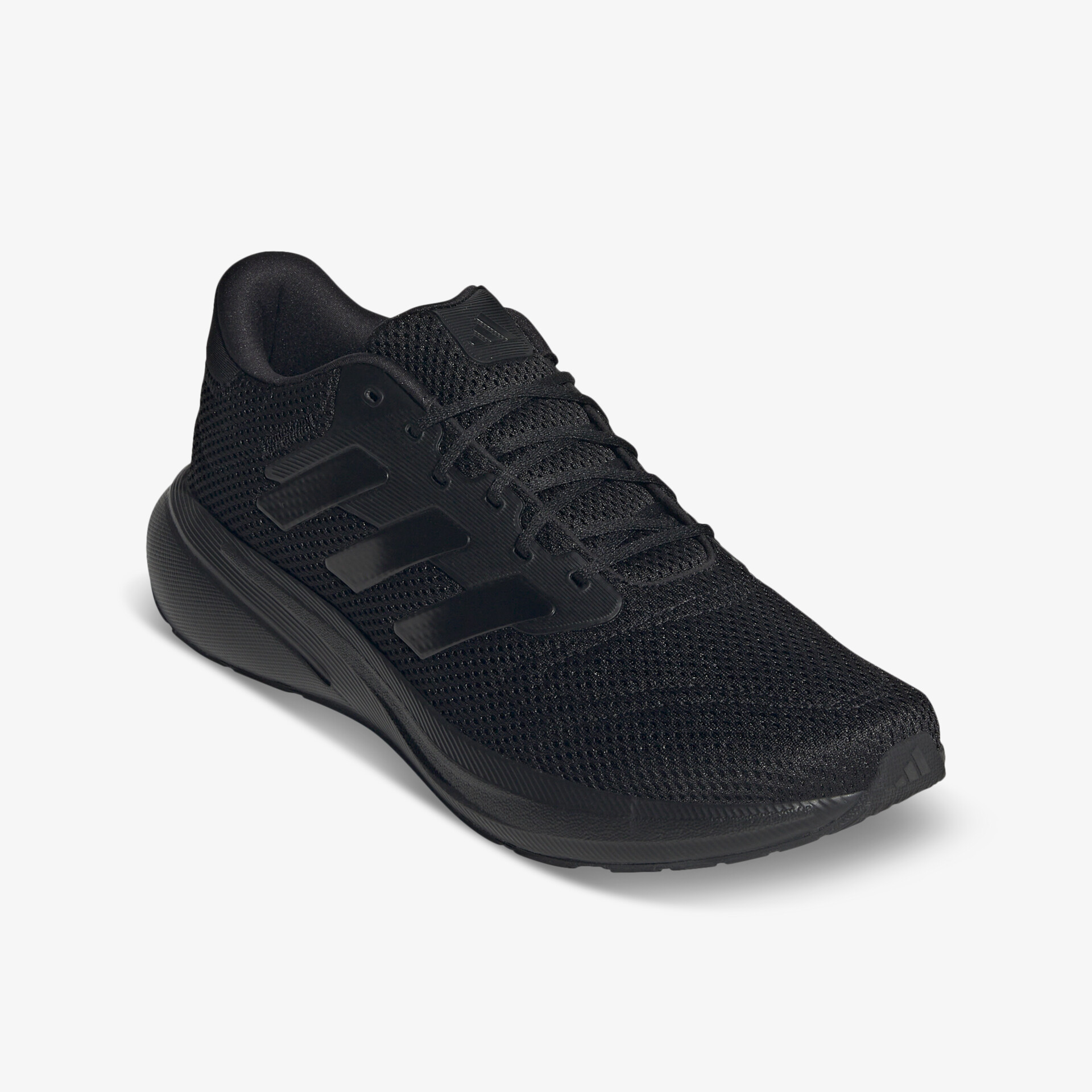 Schwarzer sportlicher Laufschuh in schräger Vorderansicht, atmungsaktiv und leicht für hohen Tragekomfort