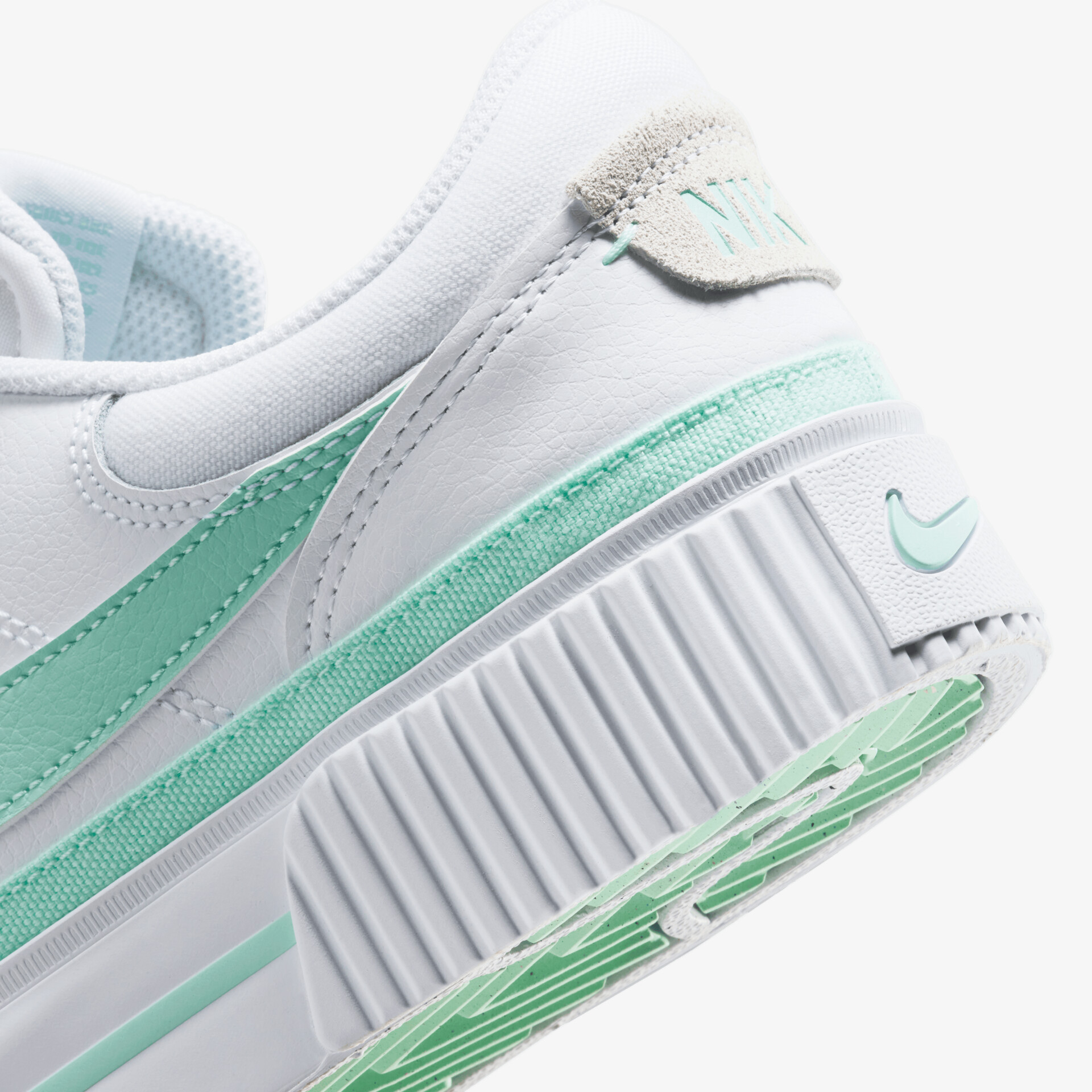 Detailaufnahme eines strapazierfähigen Sneakers mit gepolstertem Kragen und markanter profilierter Sohle in frischen Farben
