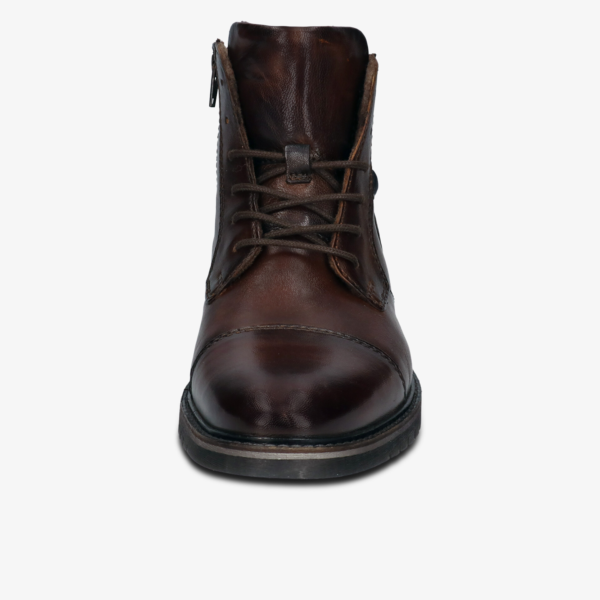 Robuster Stiefel aus hochwertigem Leder in klarer Frontansicht mit klassischer Schnürung