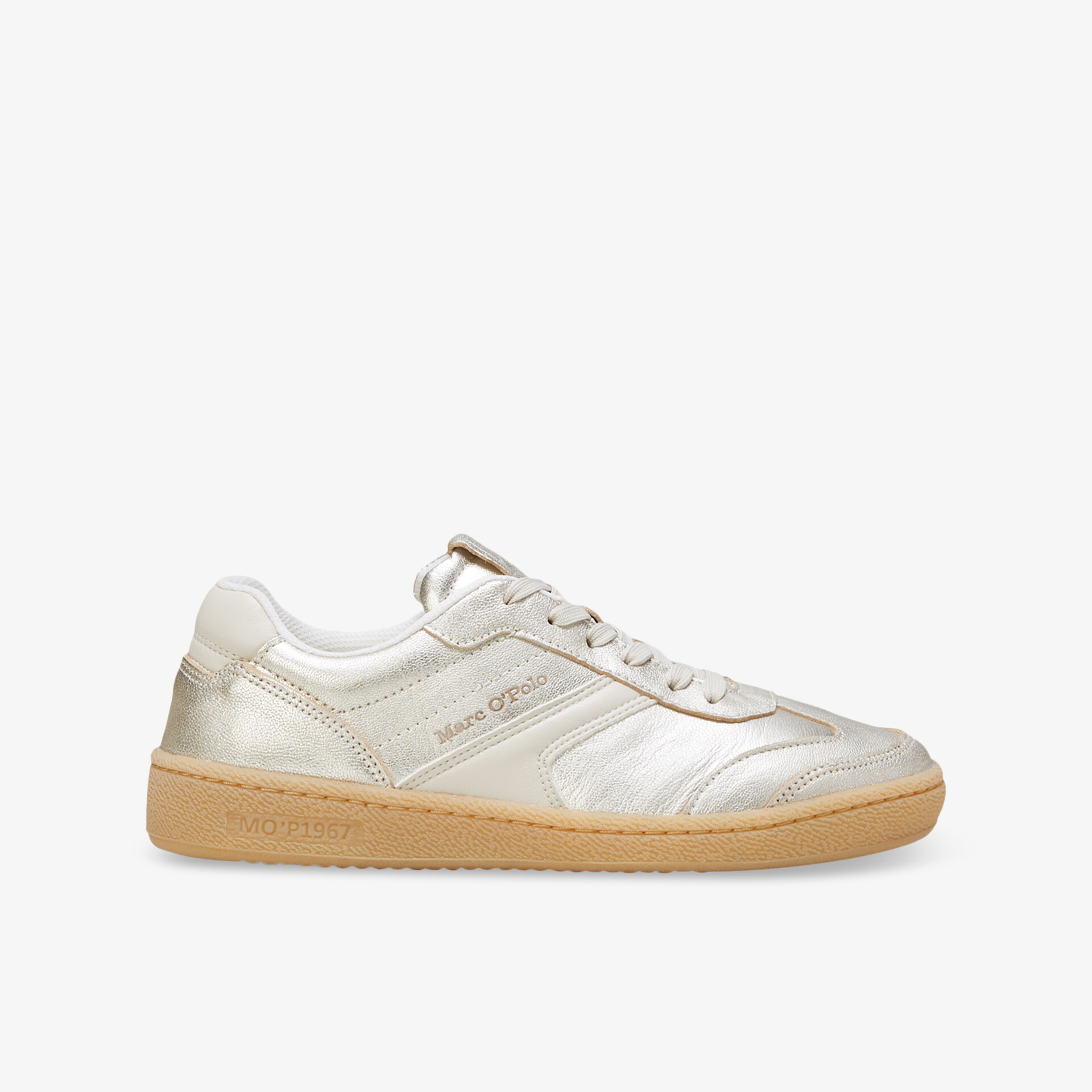 Seitenansicht eines schlichten Sneakers mit leichter Gummisohle, hochwertiger Verarbeitung und komfortablem Design