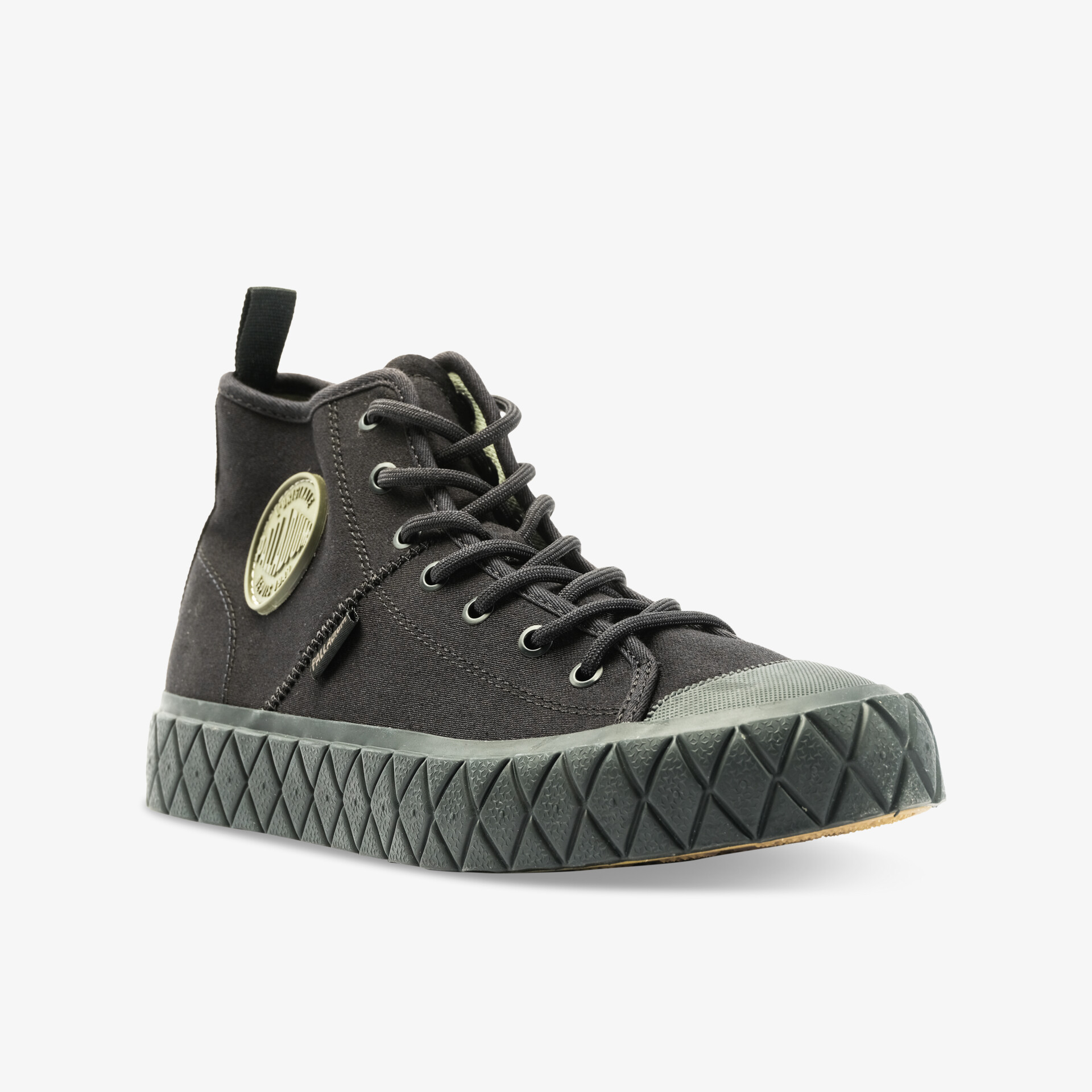 Moderner schwarzer Sneaker mit markanter Sohle und stilvollem Design für urbanes Flair.