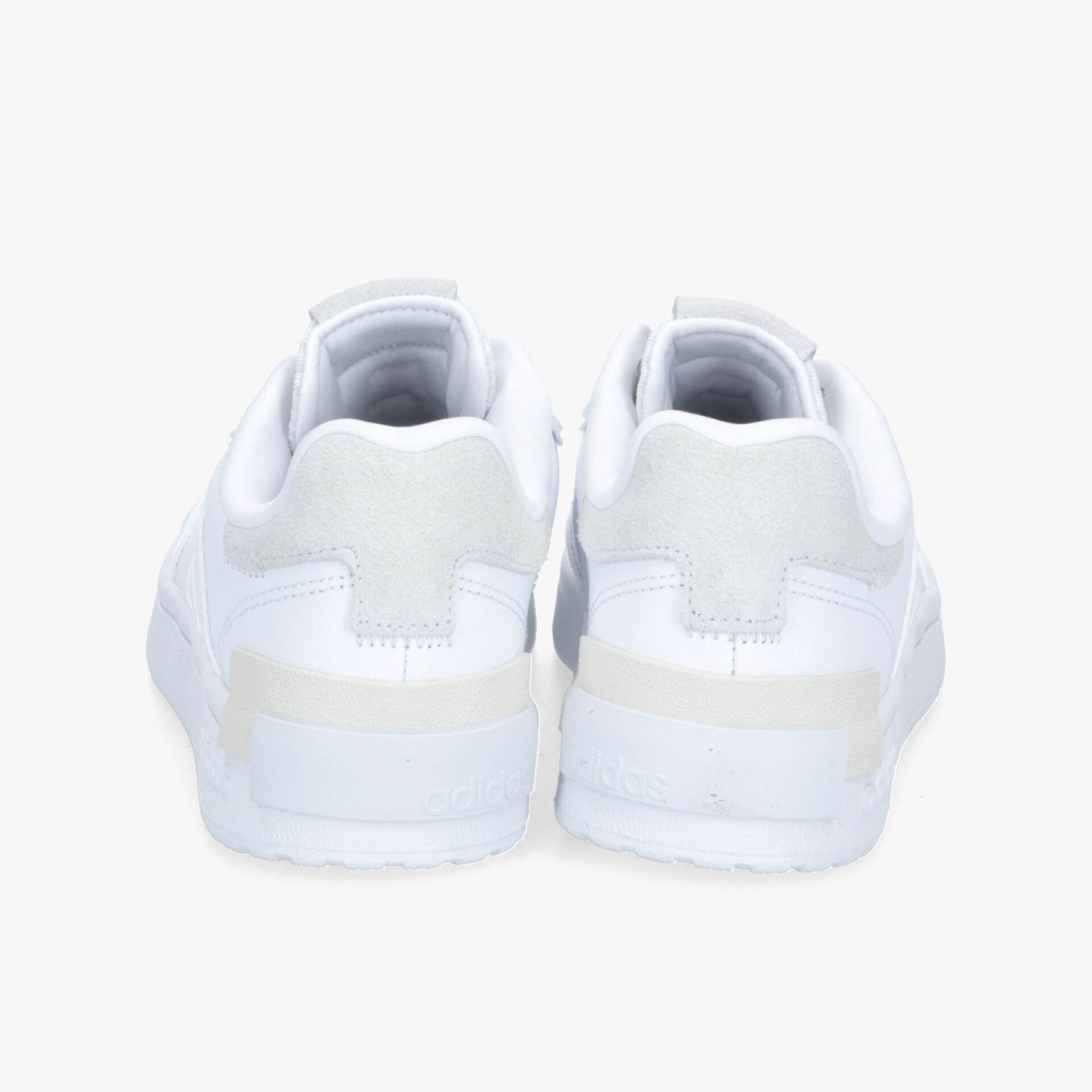 Weißes Sneaker-Paar mit bequemer Passform und rutschfester Sohle in moderner, sportlich eleganter Optik hinten sichtbar