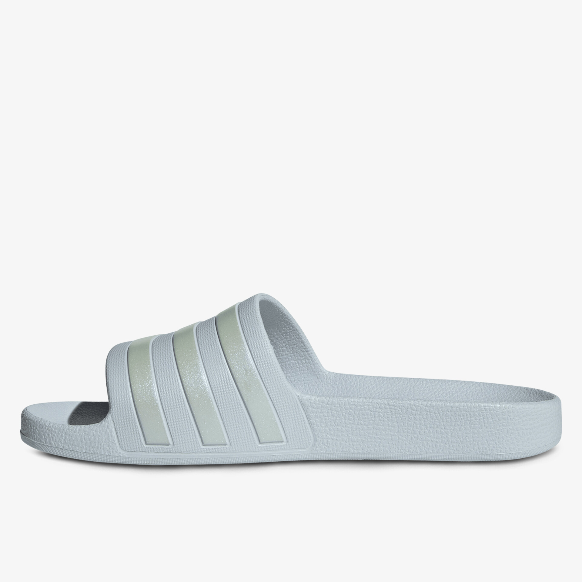 Leichter bequemer Badeschuh in klarer seitlicher Ansicht mit rutschfester Sohle und einfachem Slip-On Design