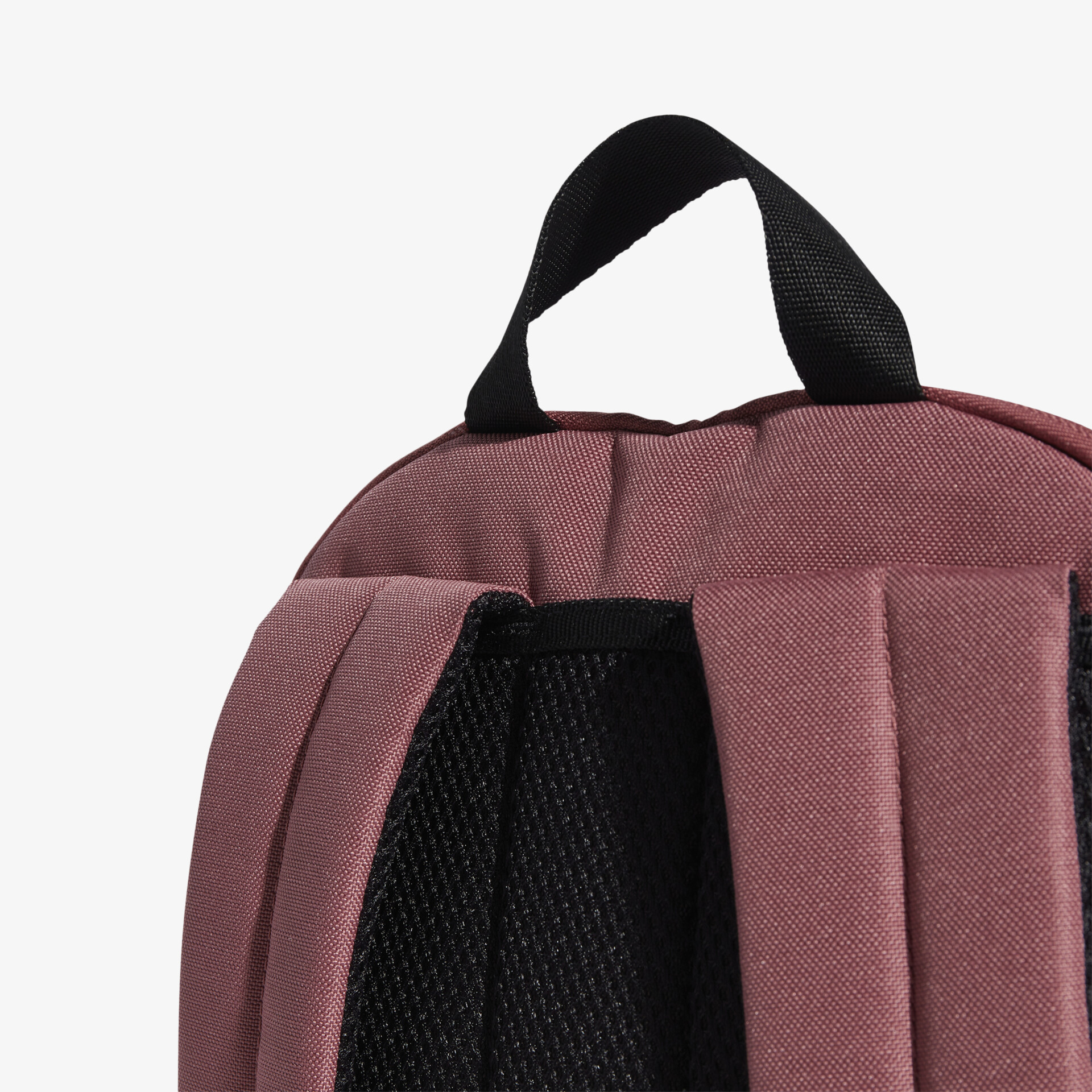 Detailaufnahme gepolsterter, robuster und atmungsaktiver Tragegurte eines Rucksacks in Bordeauxfarbe