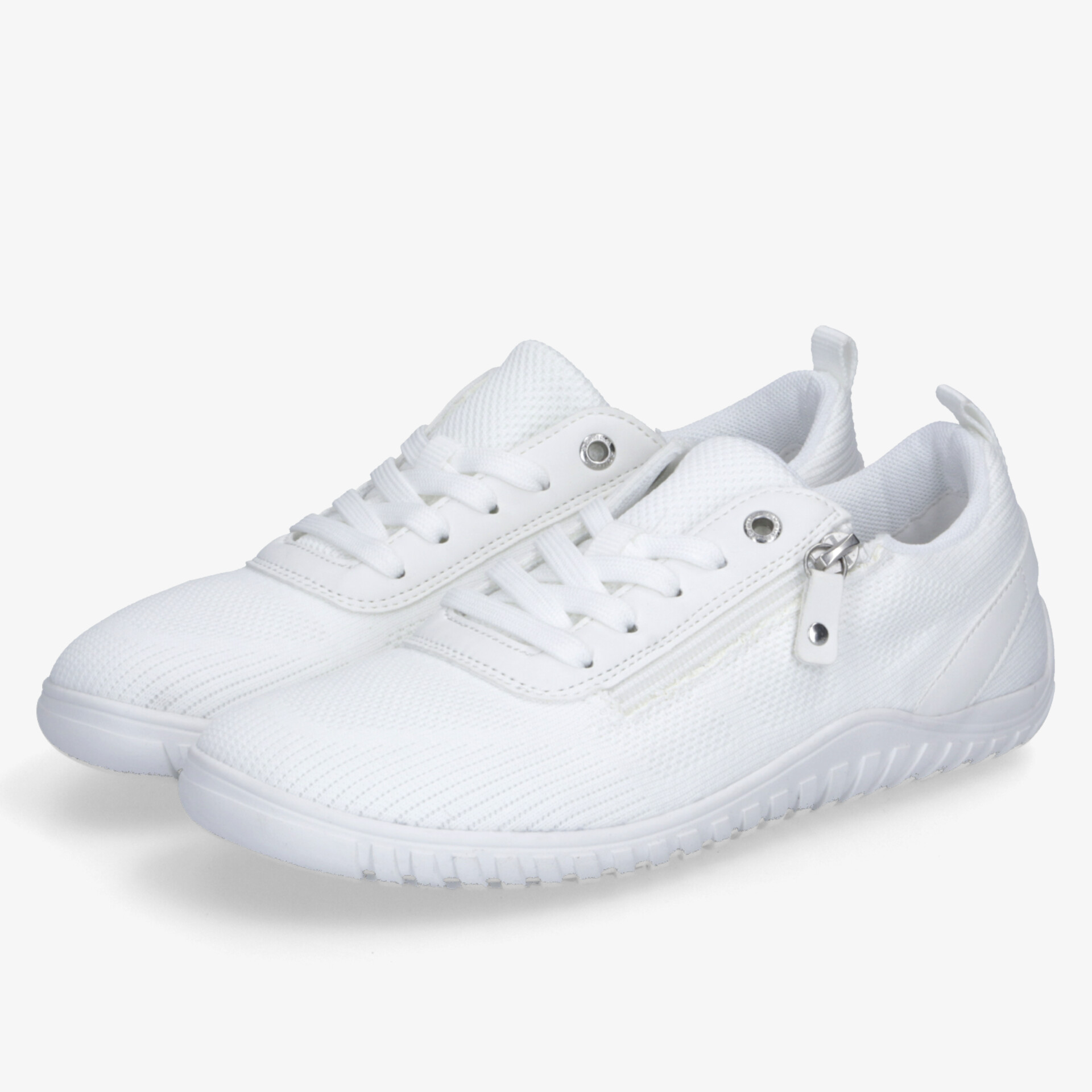 Weißes Sneaker-Paar mit Schnürung, flexibler Sohle und atmungsaktivem Material für bequemen Alltag