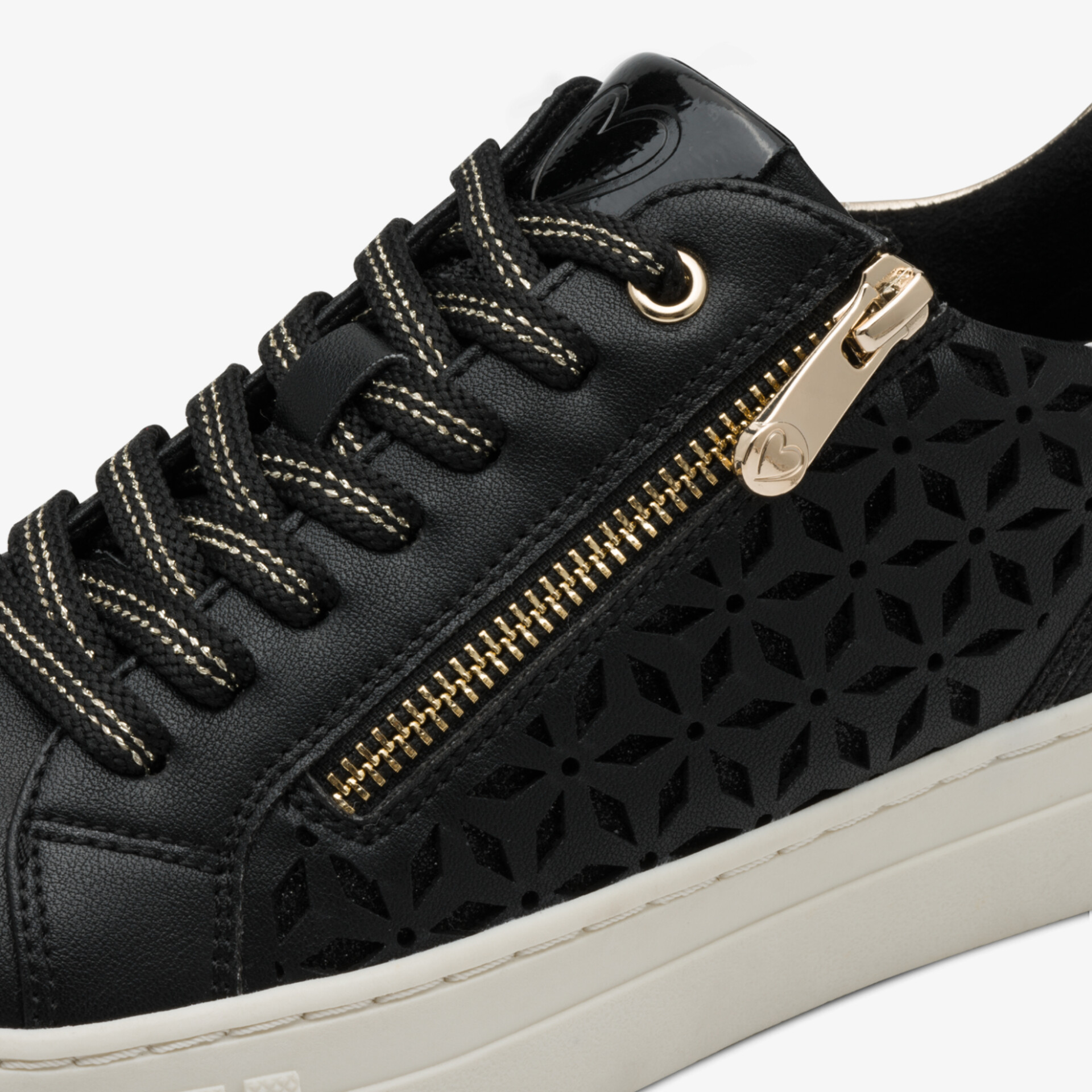 Schwarzer Schuh mit dekorativem Lochmuster und praktischer Reißverschlussverzierung, sportlich und bequem