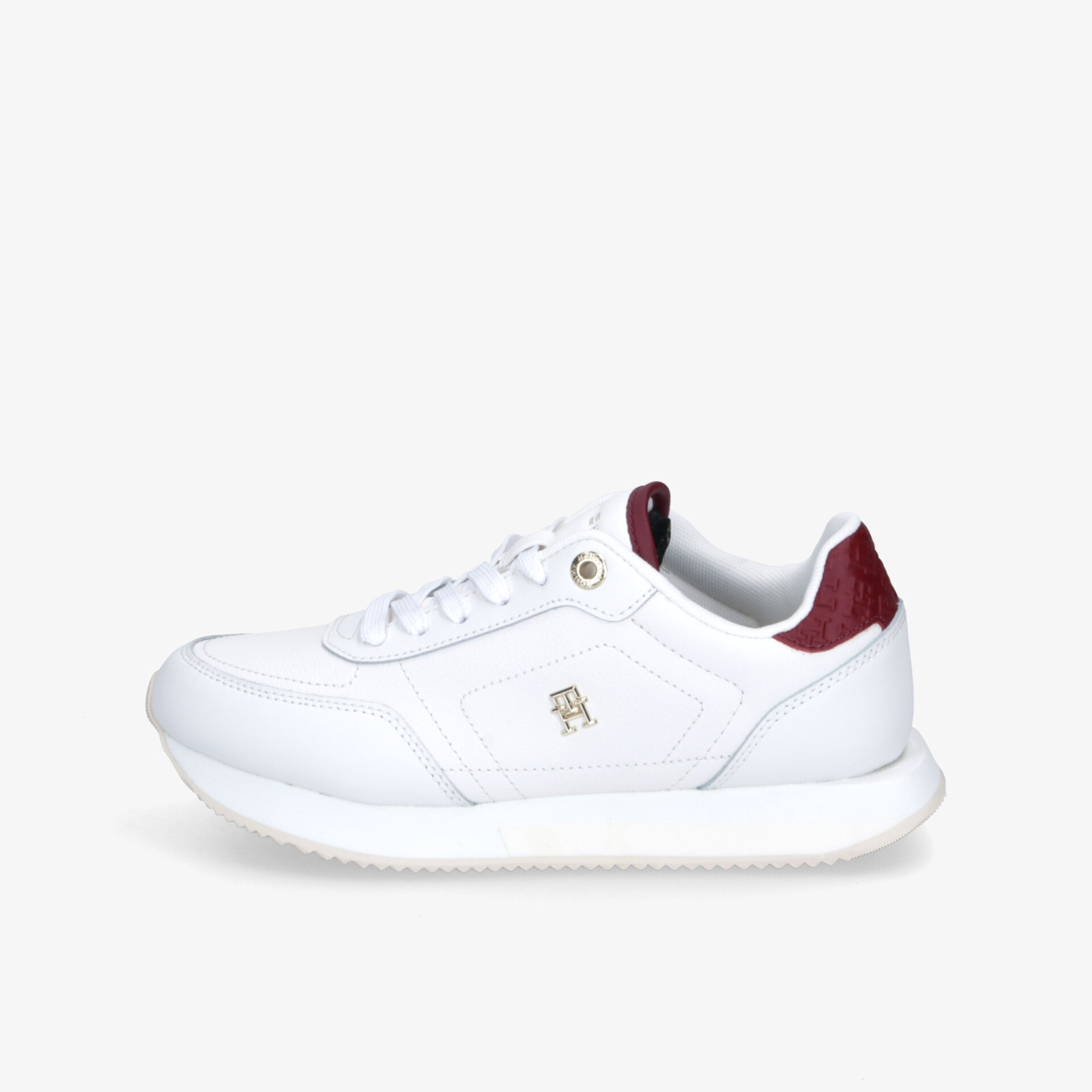 Moderner weißer Sneaker mit bordeauxfarbener Fersenstütze und robuster Sohle, bequem und vielseitig kombinierbar