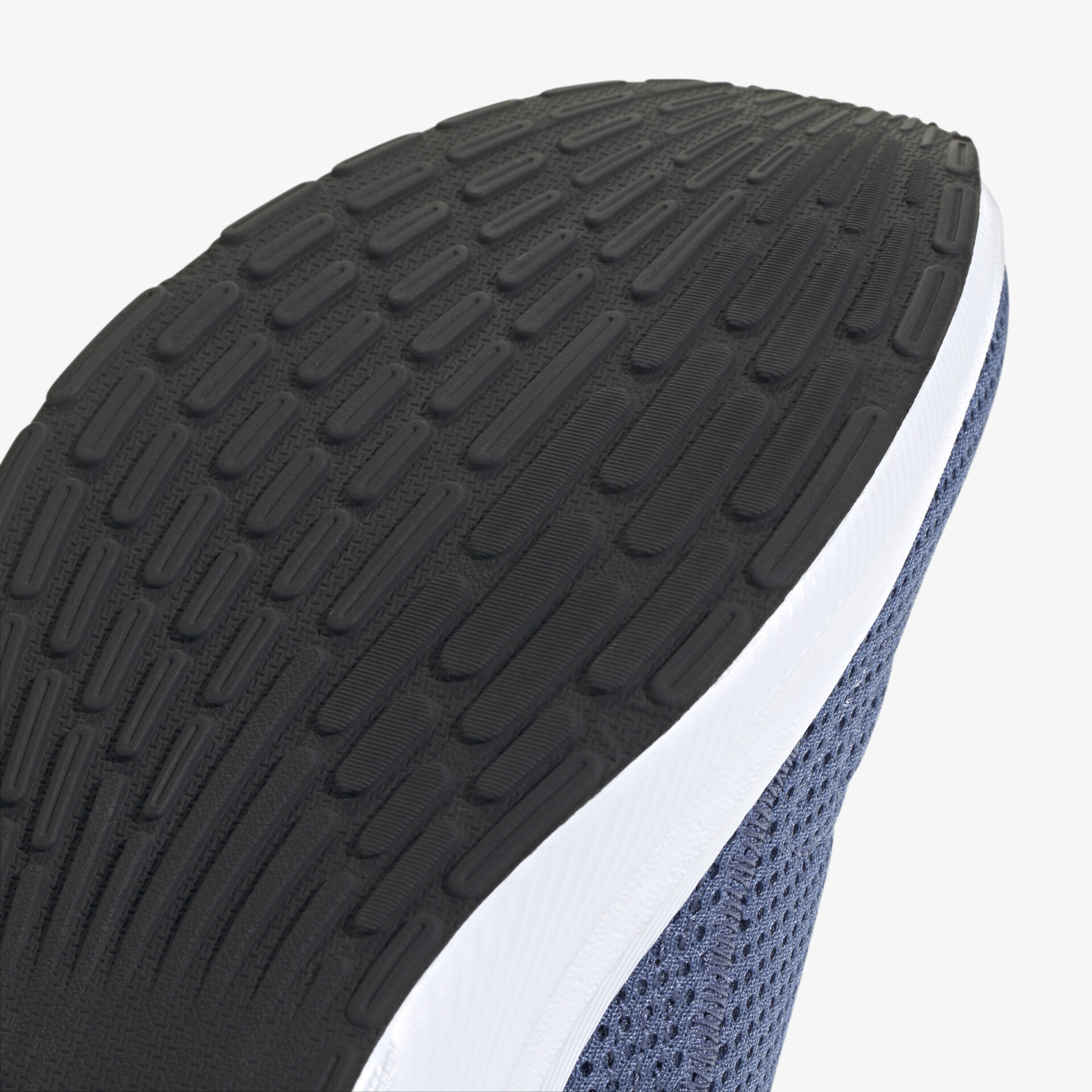 Hohe Traktion dank rutschfester Sohle und atmungsaktivem Obermaterial für optimalen Komfort.