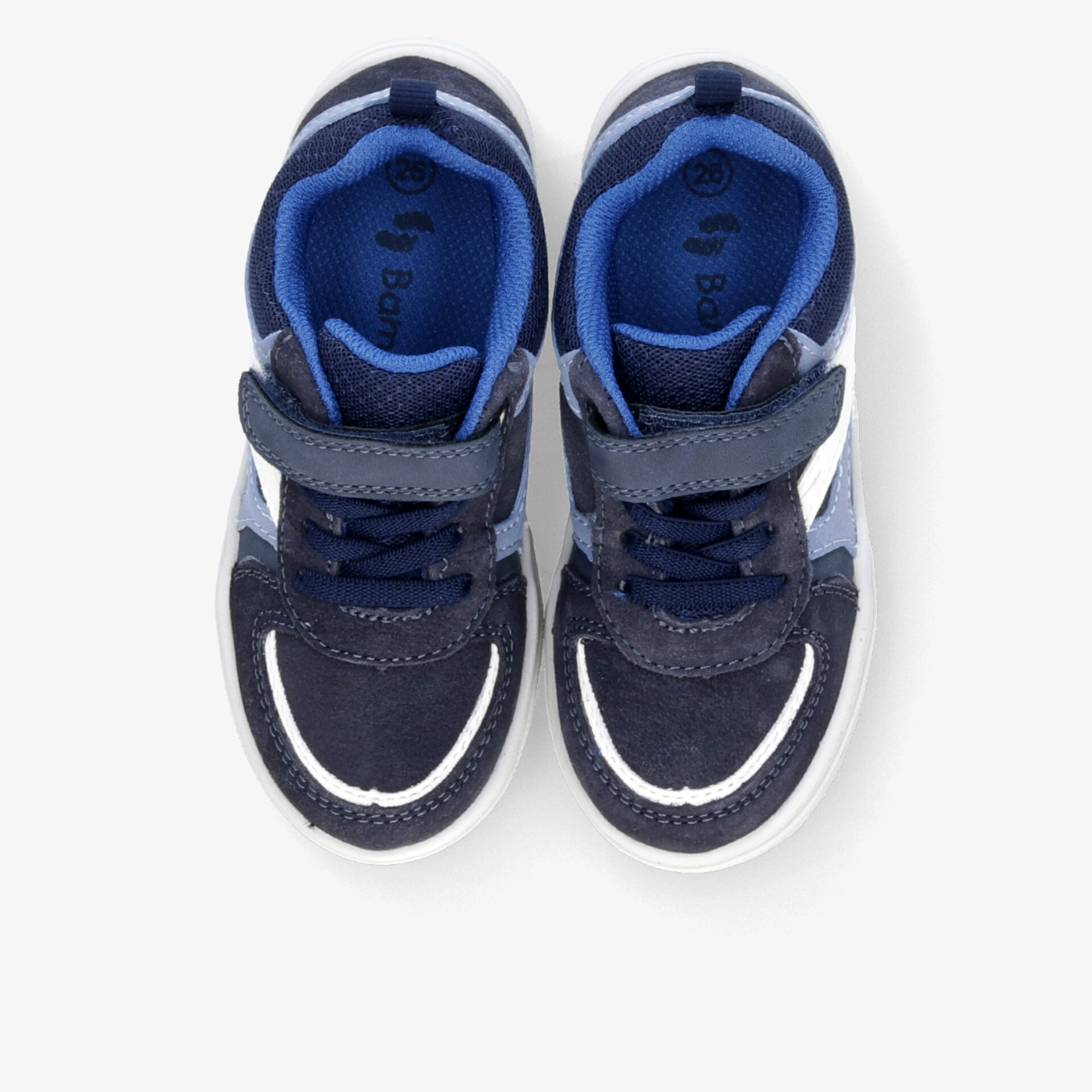 Blauer Sportschuh mit Klettverschluss, gepolstert und rutschfester Sohle, Paar in Draufsicht auf weißem Hintergrund