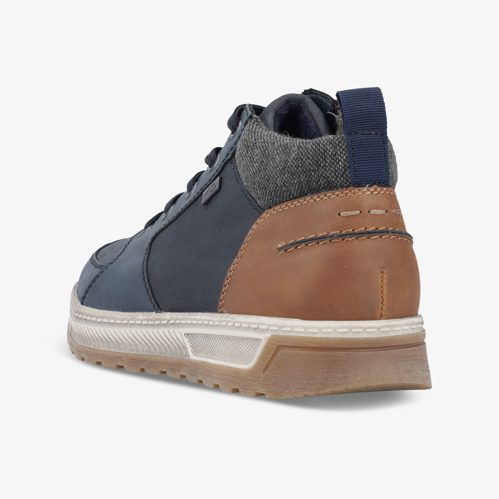 Schuh schräg hinten mit hochwertigem Materialmix und gepolstertem Schaft für optimalen Komfort und Halt